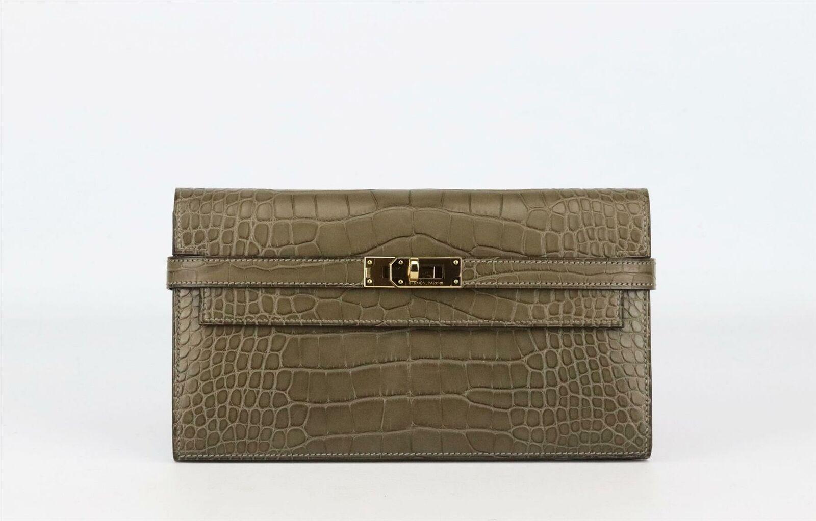 Made in France, this beautiful 2016 Hermès ‘Kelly Long’ wallet or clutch has been made from beautiful matte Alligator Mississippiensis in brown and soft leather interior, it is decorated with the Kelly closure in gold hardware on the front and