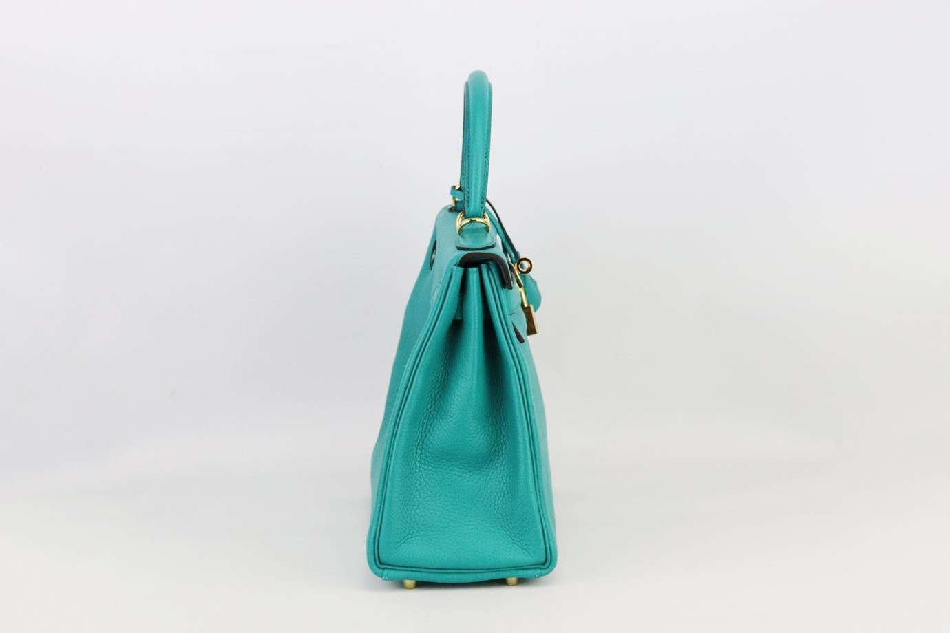 Hermès 2016 Kelly Retourne 28cm Clemence leather bag. Made in France, this beautiful 2016 Hermès ‘Kelly’ 28cm handbag has been made from blue/green hue ‘Clemence’ leather exterior in ‘Blue Paon’ with matching interior, this piece is decorated with