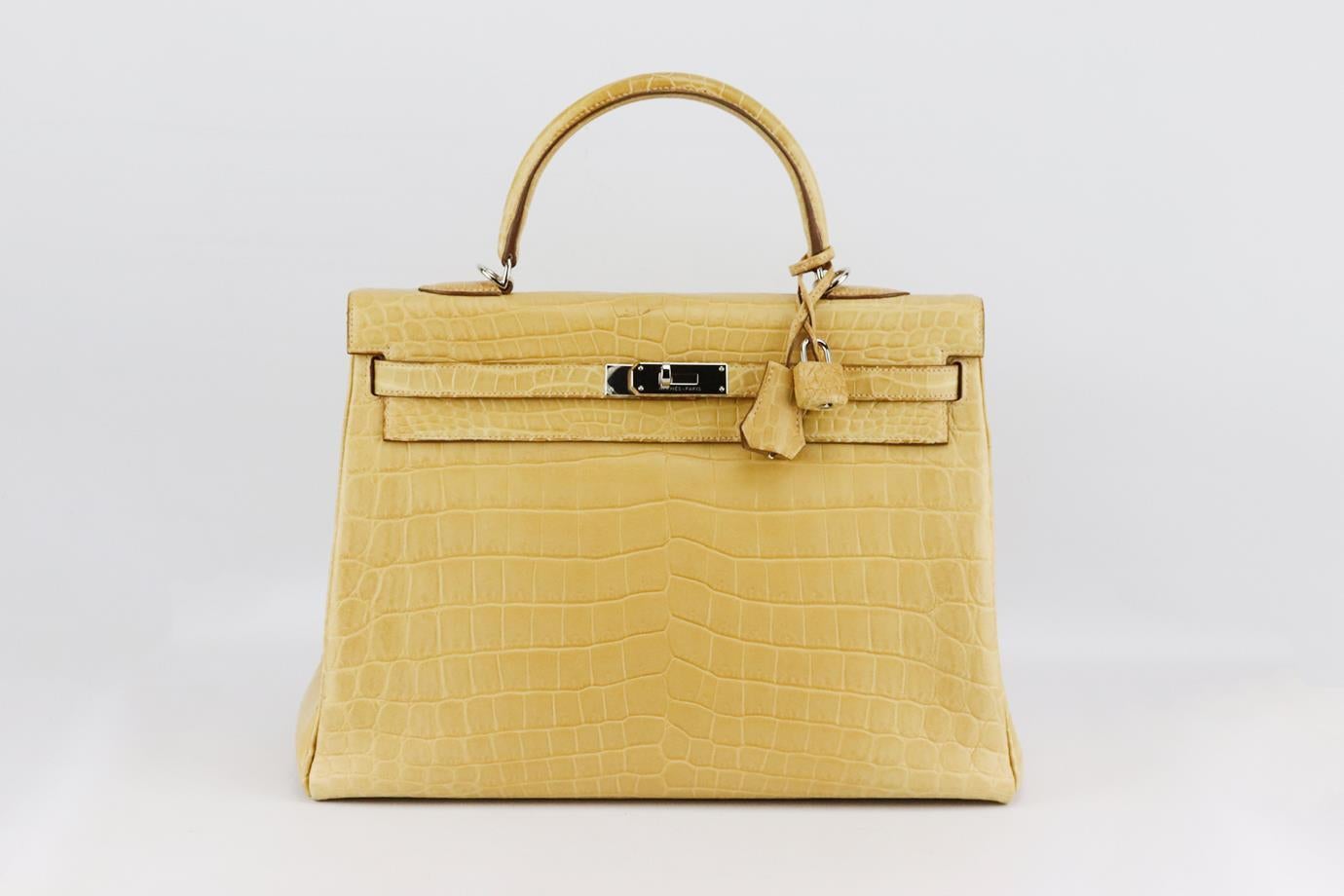 Hermès 2016 Kelly Retourne 35cm Matte Niloticus Crocodile leather bag. Made in France, this beautiful 2016 Hermès ‘Kelly Retourne’ handbag has been made from beige ‘Niloticus Crocodile’ exterior in ‘Paille’ with matching leather interior, this piece