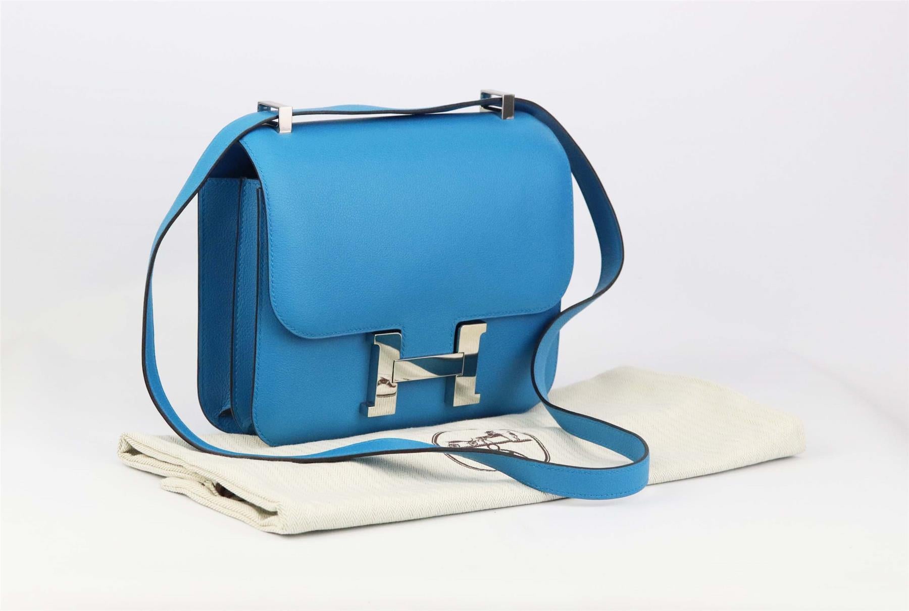 Made in France, this beautiful 2017 Hermès ‘Constance’ 23cm shoulder bag has been made from textured Epsom leather exterior in a blue hue and soft leather interior, it is decorated with palladium hardware on the front and finished with a flat