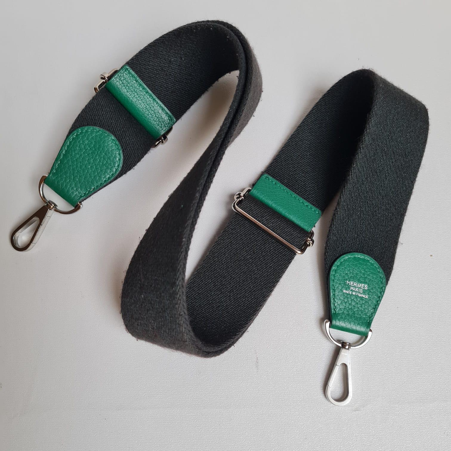 Beautiful evelyne pm III in vert bengale. Light rubbing marks on the button surface. Slight wear marks on the suede lining and outer pipelines, but overall still in great condition. Stamp A (2017). Comes with its dust bag, strap and entrupy