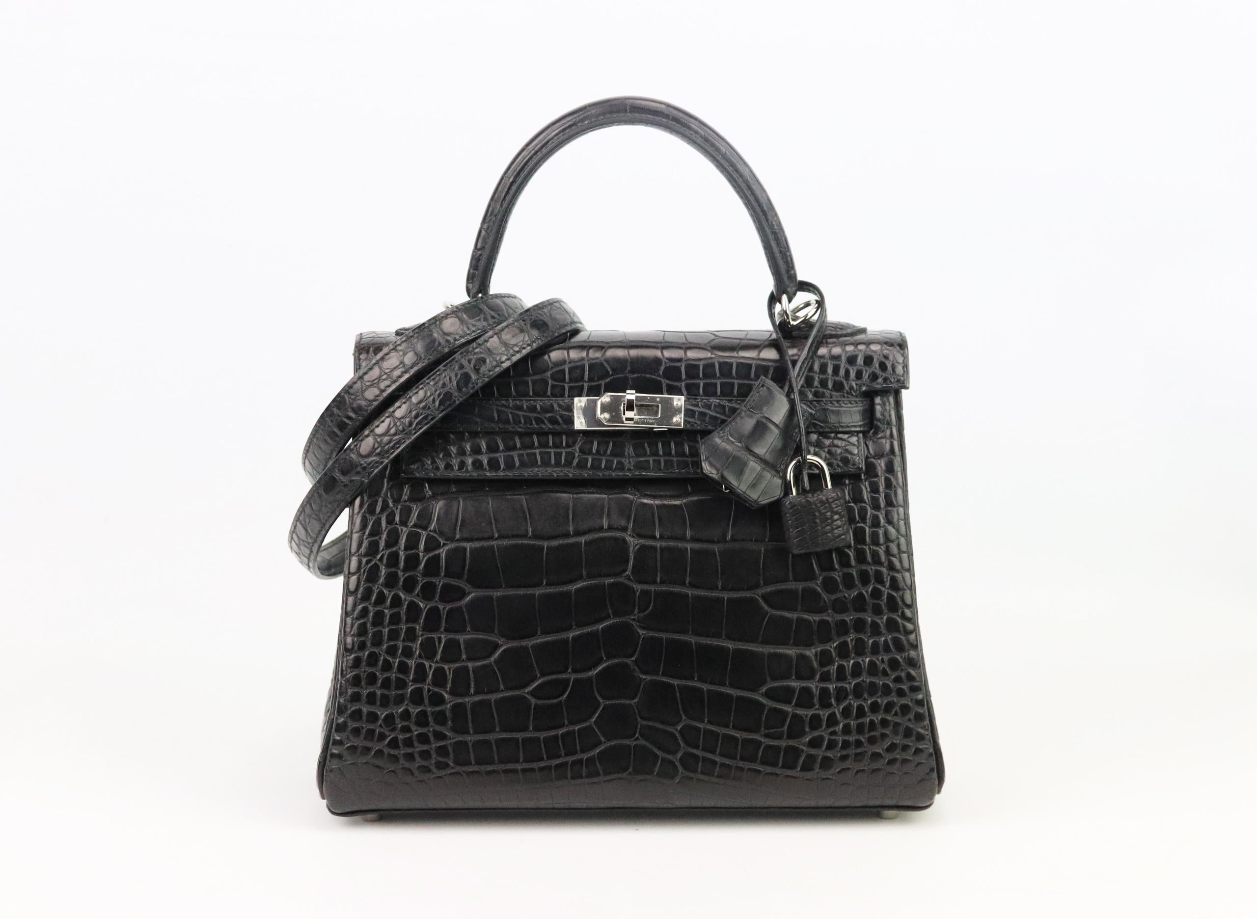 Made in France, this beautiful 2018 Hermès ‘Kelly’ 25cm handbag has been made from textured Matte Alligator Mississippiensis leather exterior in ‘noir’ and matching leather interior, this piece is decorated with palladium hardware on the front and