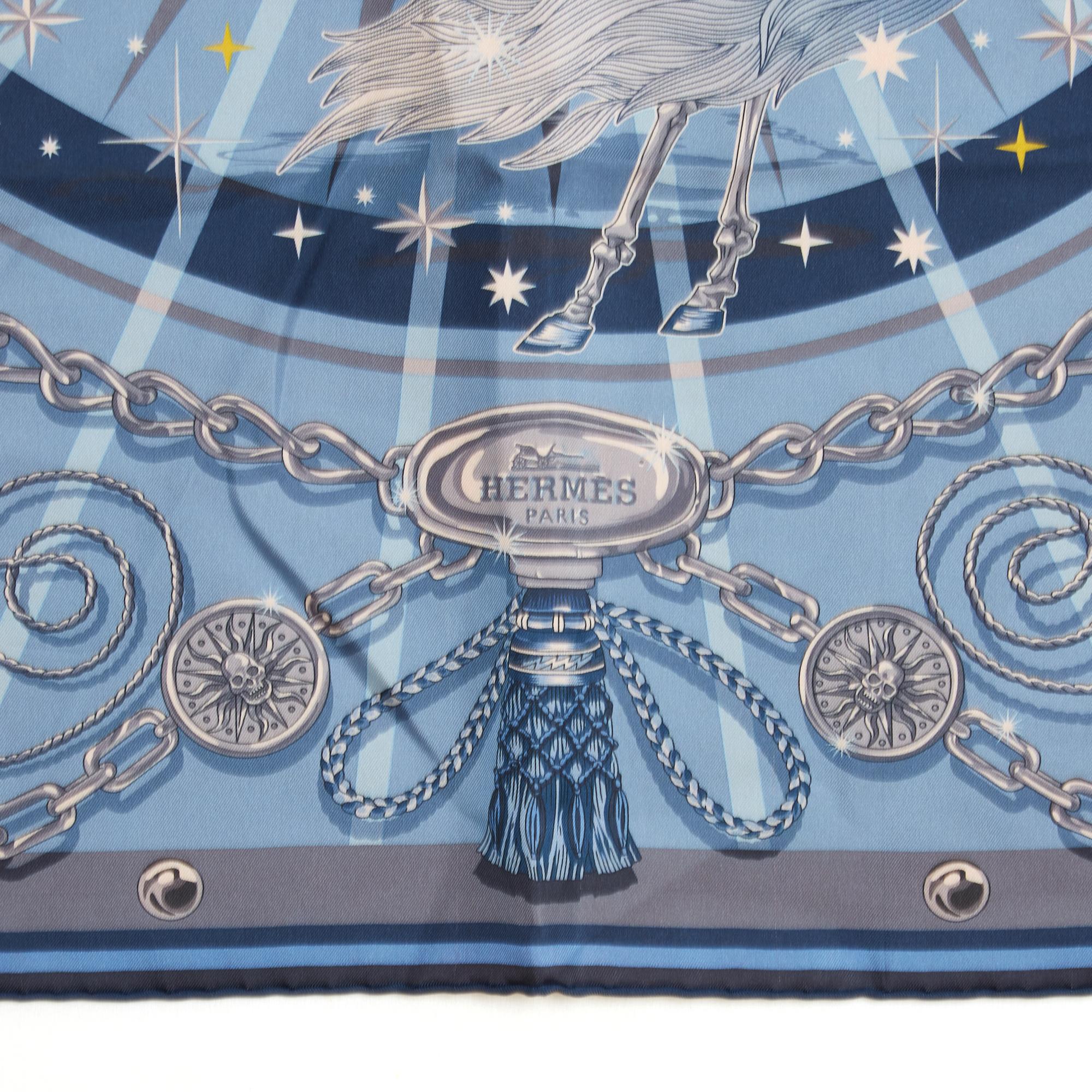 Pañuelo cuadrado Hermès 90 en sarga de seda, motivo C'est la fête de Daisuke Normura, publicado por primera vez en 2012 en formato de 70 cm como invitación a la fiesta de Halloween de Hermès en el Palais Brongniart y reeditado en 2020 en formato de