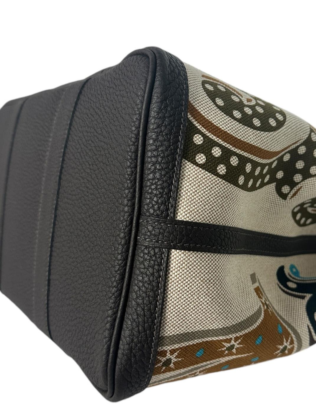 Hermes 2024 Electrique Motif Canvas/ Leather Toile Garden Party 36 MM Bag

Fabriqué en : France
Année de production : 2024
Couleur : Caramel/Ecru/Beige/Ebene
Matériel : Palladium argenté
MATERIAL : Toile H plume et cuir de veau negonda
Doublure :