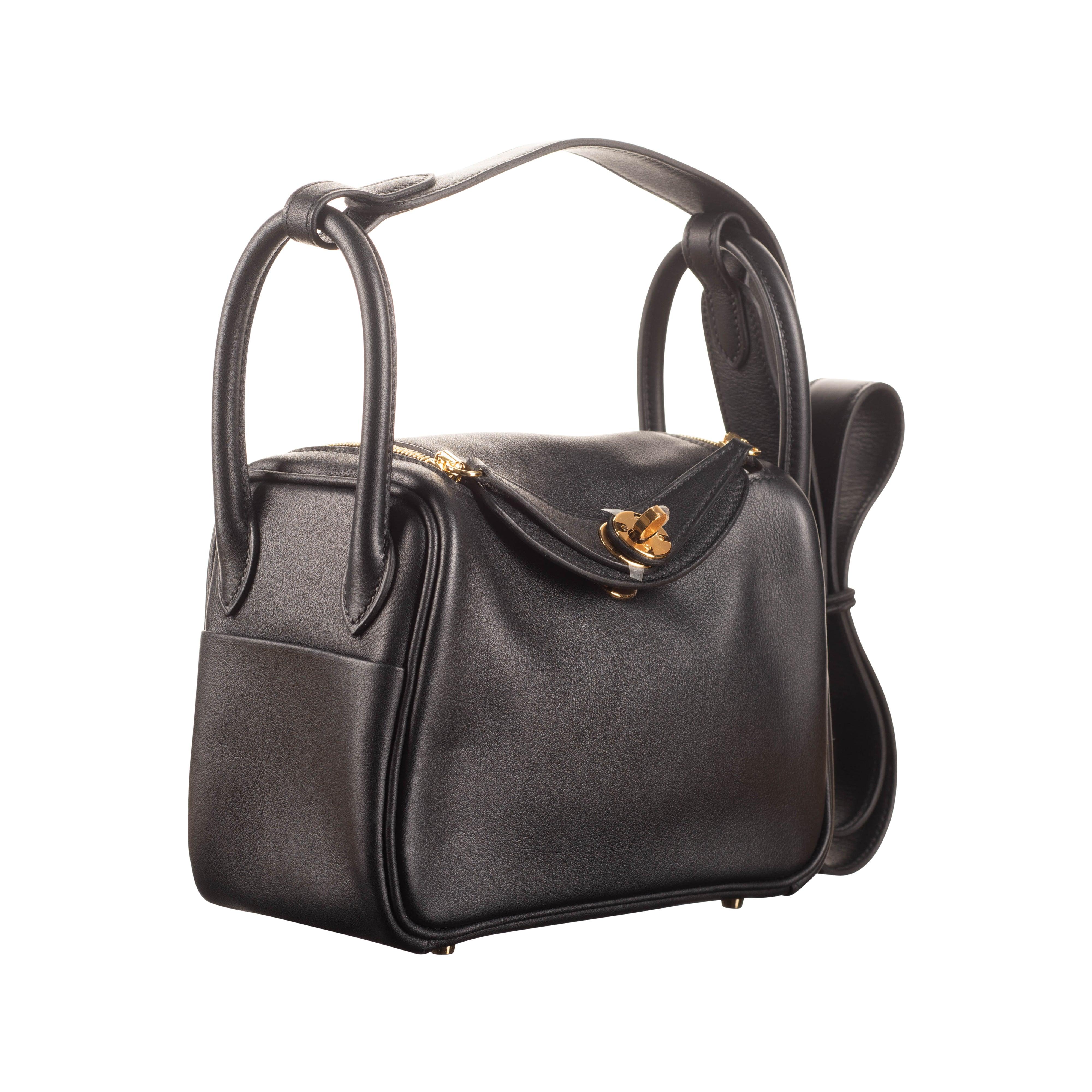 Brand: Hermès
Style: Lindy
Size: 20cm
Color: Black
Material: Swift Leather Hardware Gold (GHW)
Dimensions: 7.5
