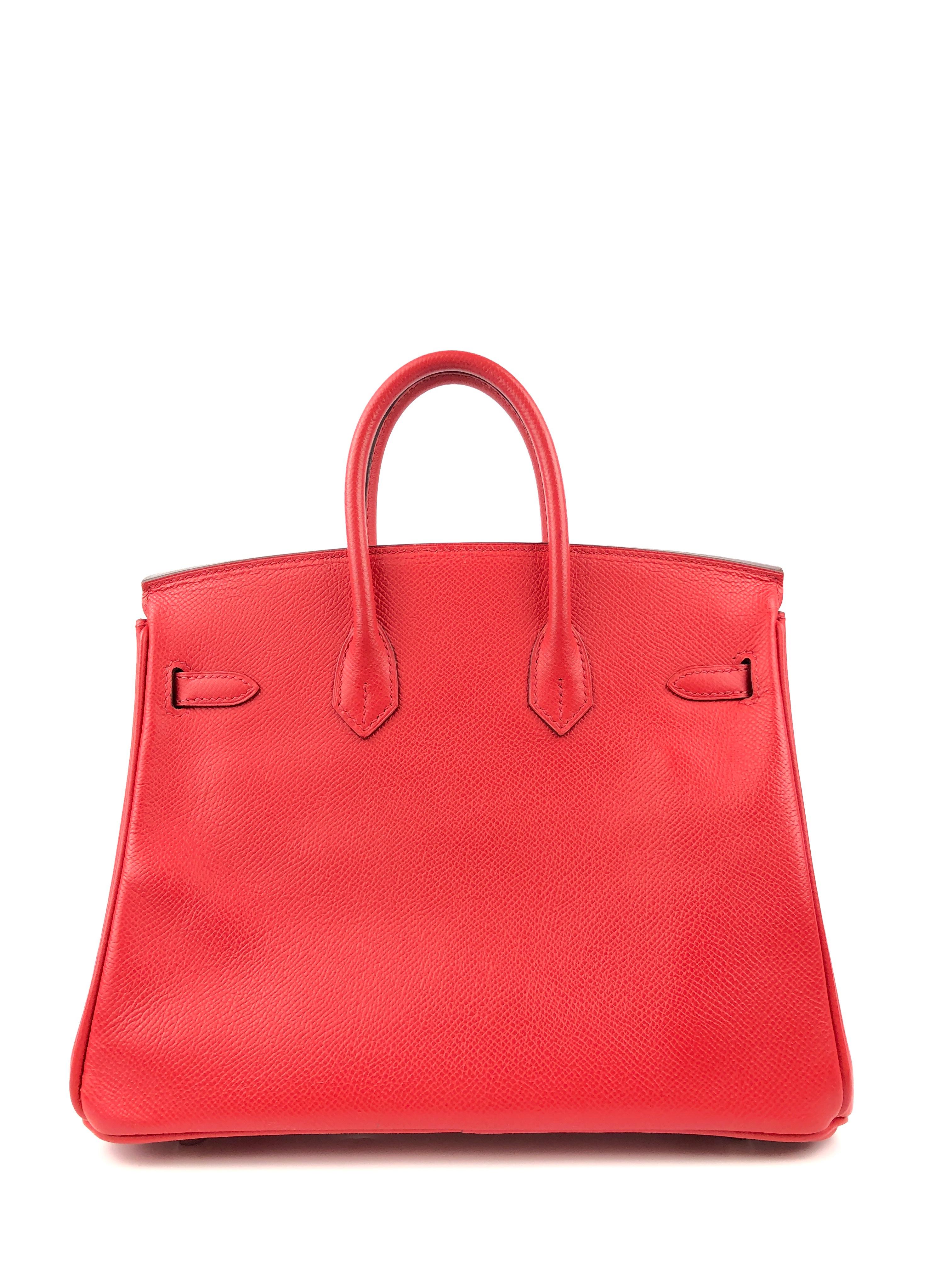 This authentic Hermès 25 cm Epsom Bougainvillea Birkin is in pristine condition.  A vibrant pinky red, Bougainvillea adds excitement to any ensemble.  Very hard to find in the 25 cm silhouette, this piece is a must have for collectors.
Textured