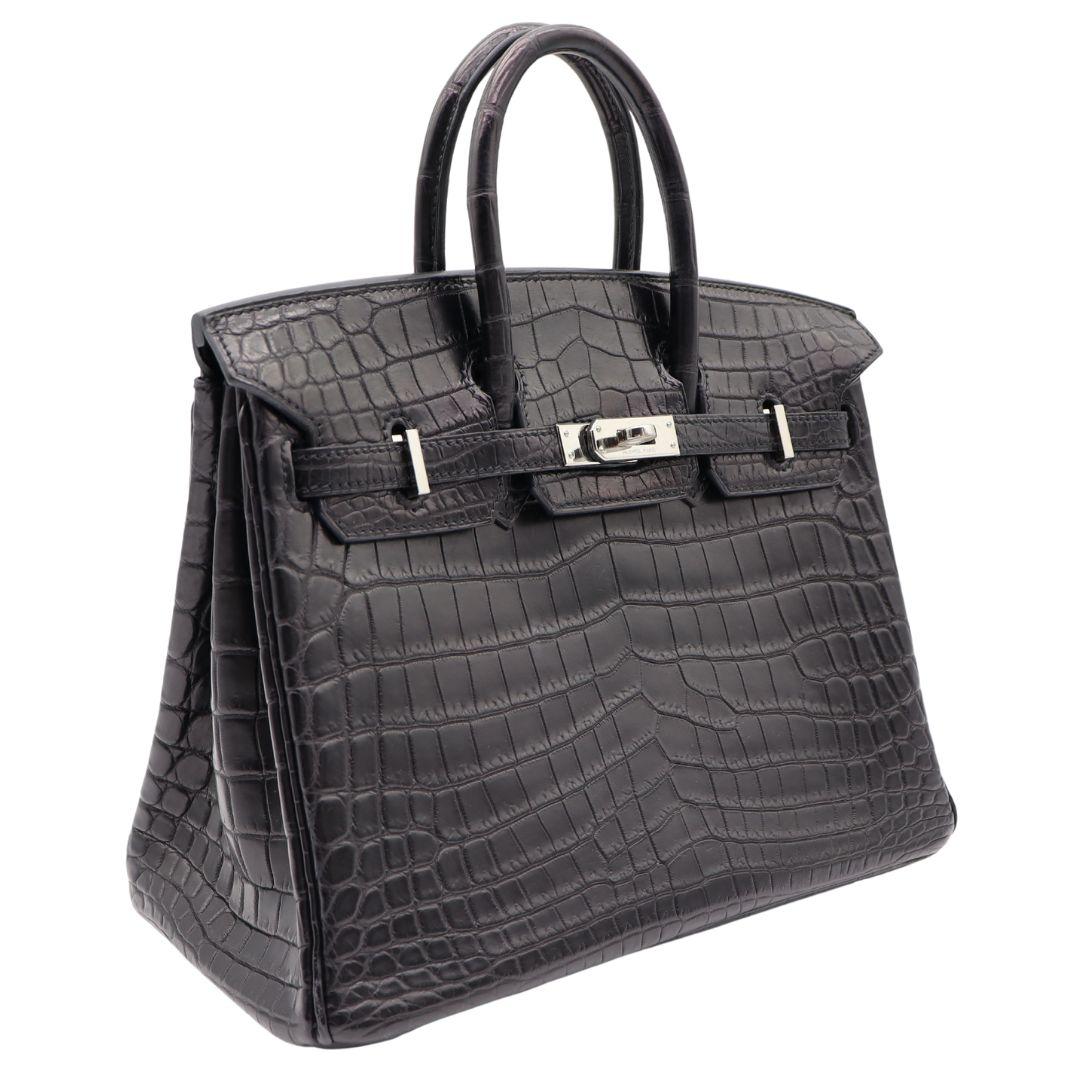 Brand: Hermès
Style: Birkin
Size: 25cm
Color: Black
Material: Matte Niloticus Crocodile
Hardware: Palladium (PHW)
Dimensions: 10