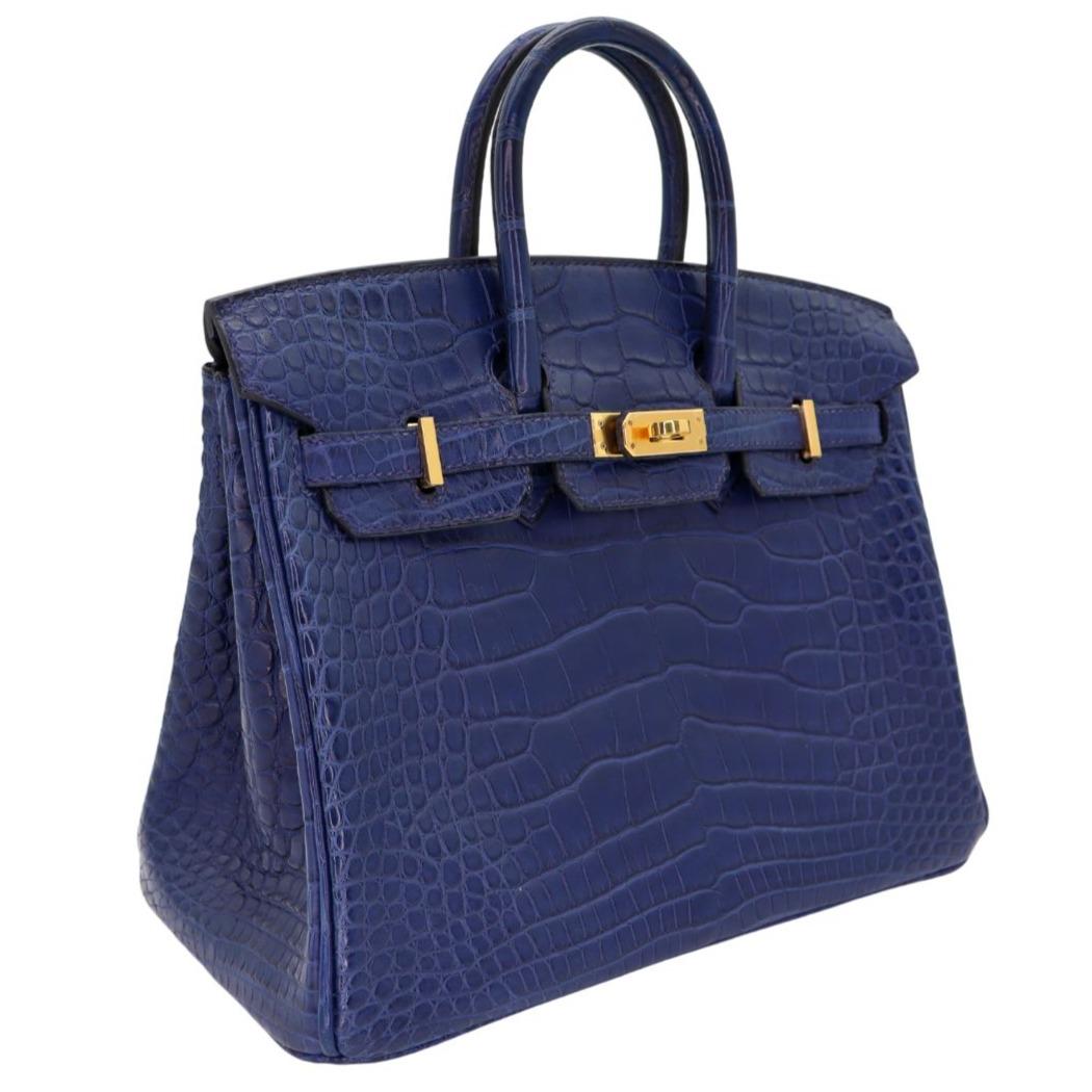 Brand: Hermès
Style: Birkin
Size: 25cm
Color: Bleu Saphir
Material: Matte Alligator
Hardware: Gold (GHW)
Dimensions: 10