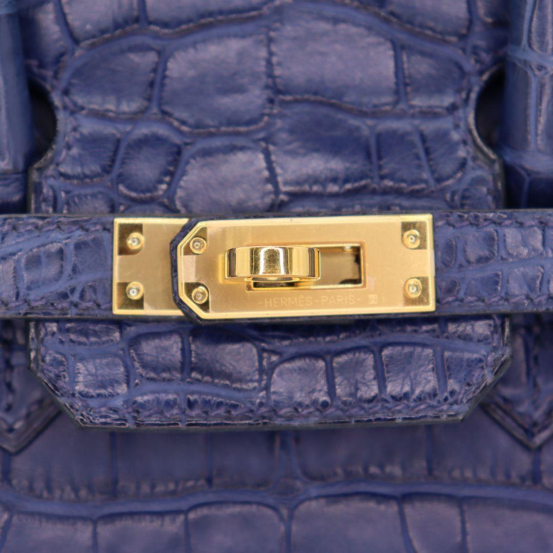 Women's Hermès 25cm Birkin Bleu Saphir Matte Alligator Gold Hardware For Sale