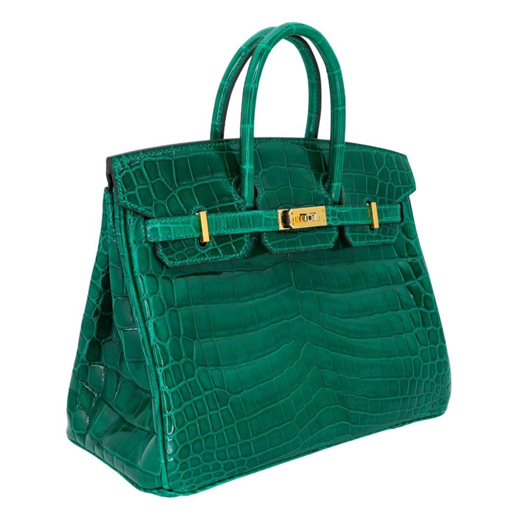 Marque : Hermès
Style : Birkin
Taille : 25cm
Couleur : Émeraude
MATERIAL : Crocodile Niloticus brillant
Matériel : Or (GHW)
Dimensions : 10