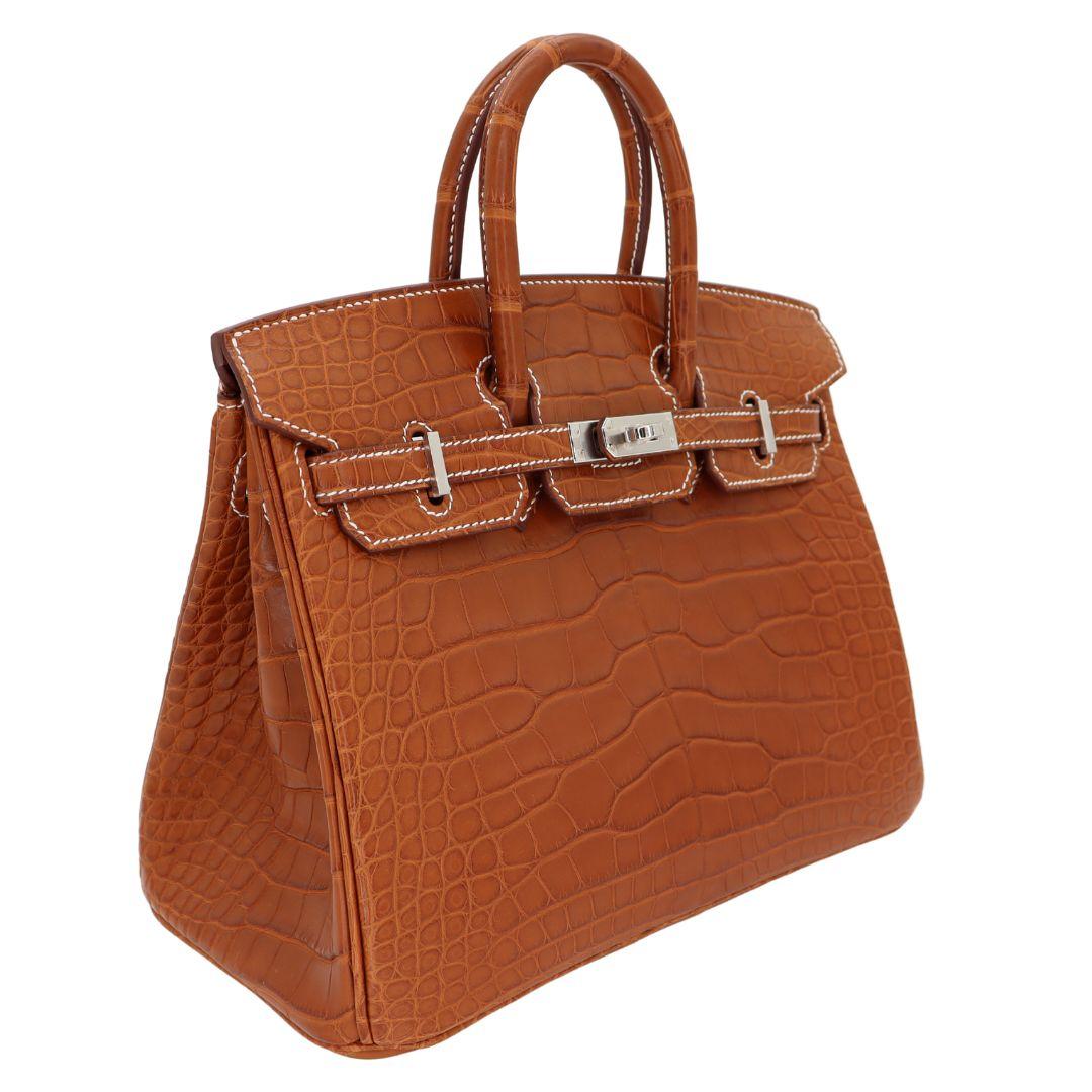Brand: Hermès
Style: Birkin
Size: 25cm
Color: Bleu Saphir
Material: Matte Alligator
Hardware: Gold (GHW)
Dimensions: 10