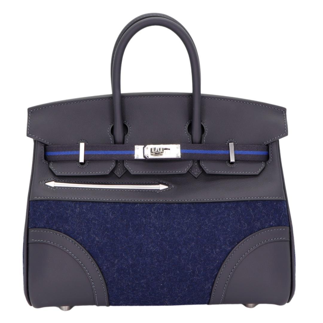 Marke: Hermès
Stil: Birkin Go Team
Größe: 25cm
Farbe: Caban/ Bleu Nuit  
MATERIAL: Mauersegler/Feutre
Hardware: Palladium Hardware (PHW)
Abmessungen: 10