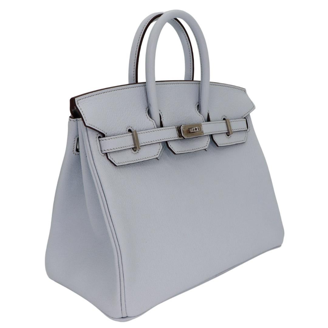 Marque : Hermès
Style : Birkin HSS
Taille : 25cm
Couleur : Bleu Brume
Matière : Cuir de chèvre
Matériel : Palladium (PHW)
Dimensions : 10