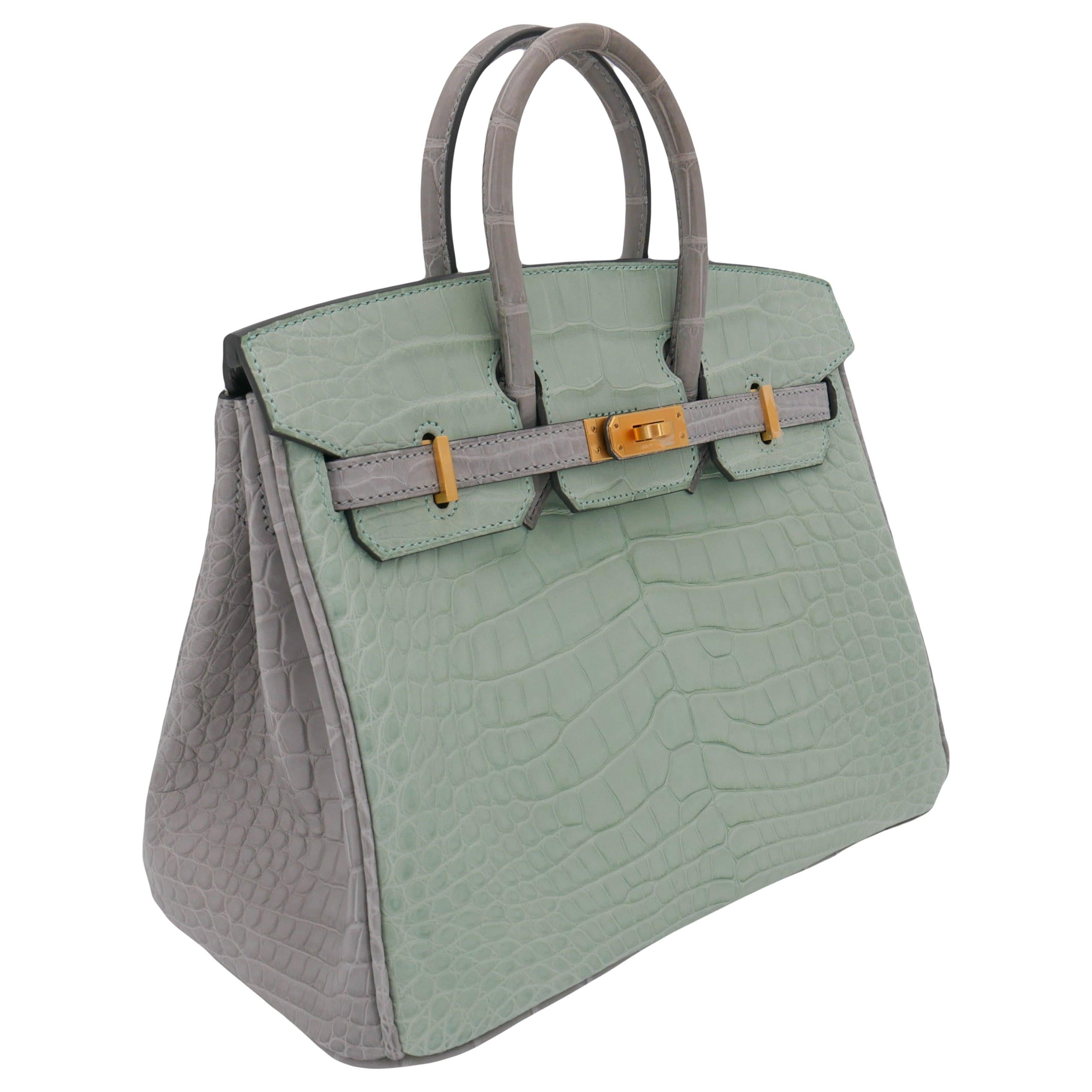 Brand: Hermès
Style: Birkin HSS
Size: 25cm
Color: Vert D'eau/Gris Perle
Material: Matte Alligator
Hardware: Brushed Gold (BGHW)
Dimensions: 10