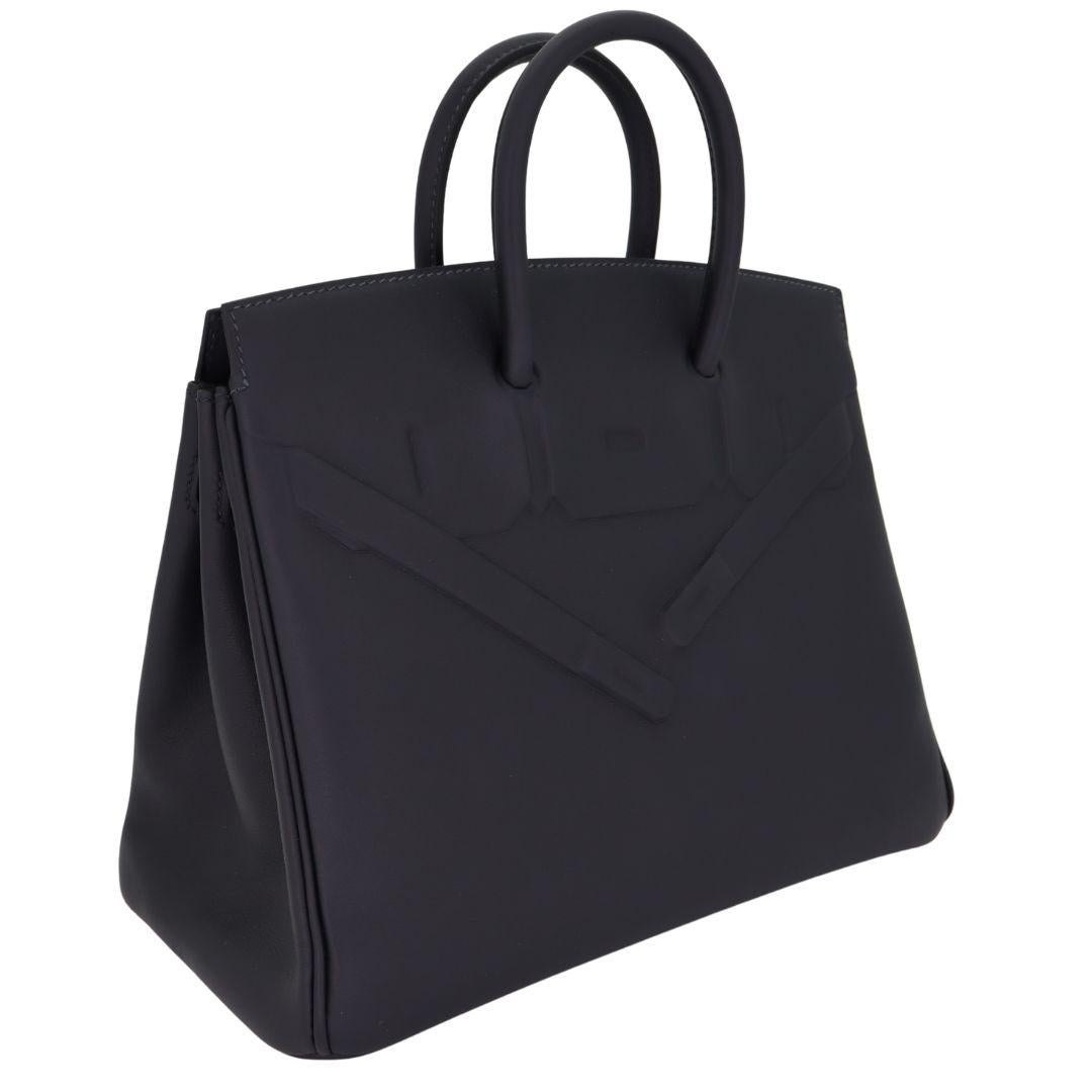 Marca: Hermès
Estilo Birkin Sombra
Tamaño: 25 cm
Color: Caban
Material: Piel Swift
Hardware: N/A
Dimensiones: 10