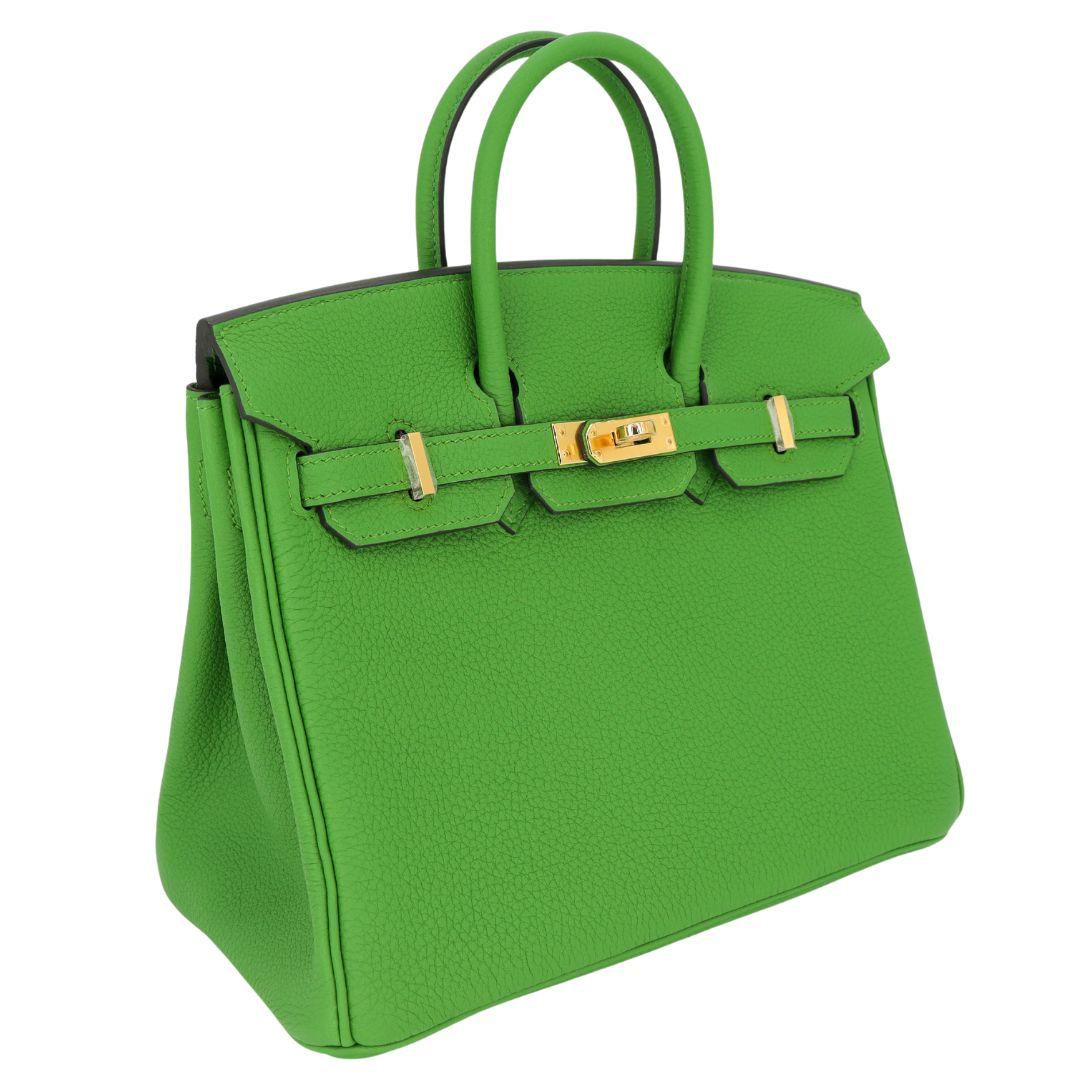 Marque : Hermès
Style : Birkin Verso
Taille : 25cm
Couleur : Vert Yucca
Matière : Cuir Togo
Matériel : Or (GHW)
Dimensions : 10