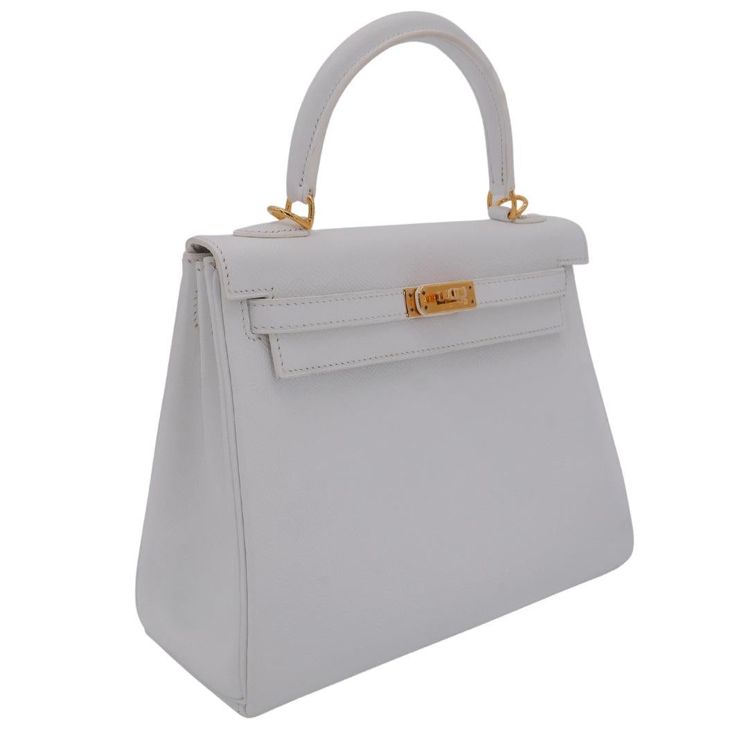 Brand: Hermès
Style: Kelly Retourne
Size: 25cm
Color: White
Material: Epsom Leather
Hardware: Gold Hardware (GHW)
Dimensions: 9.8