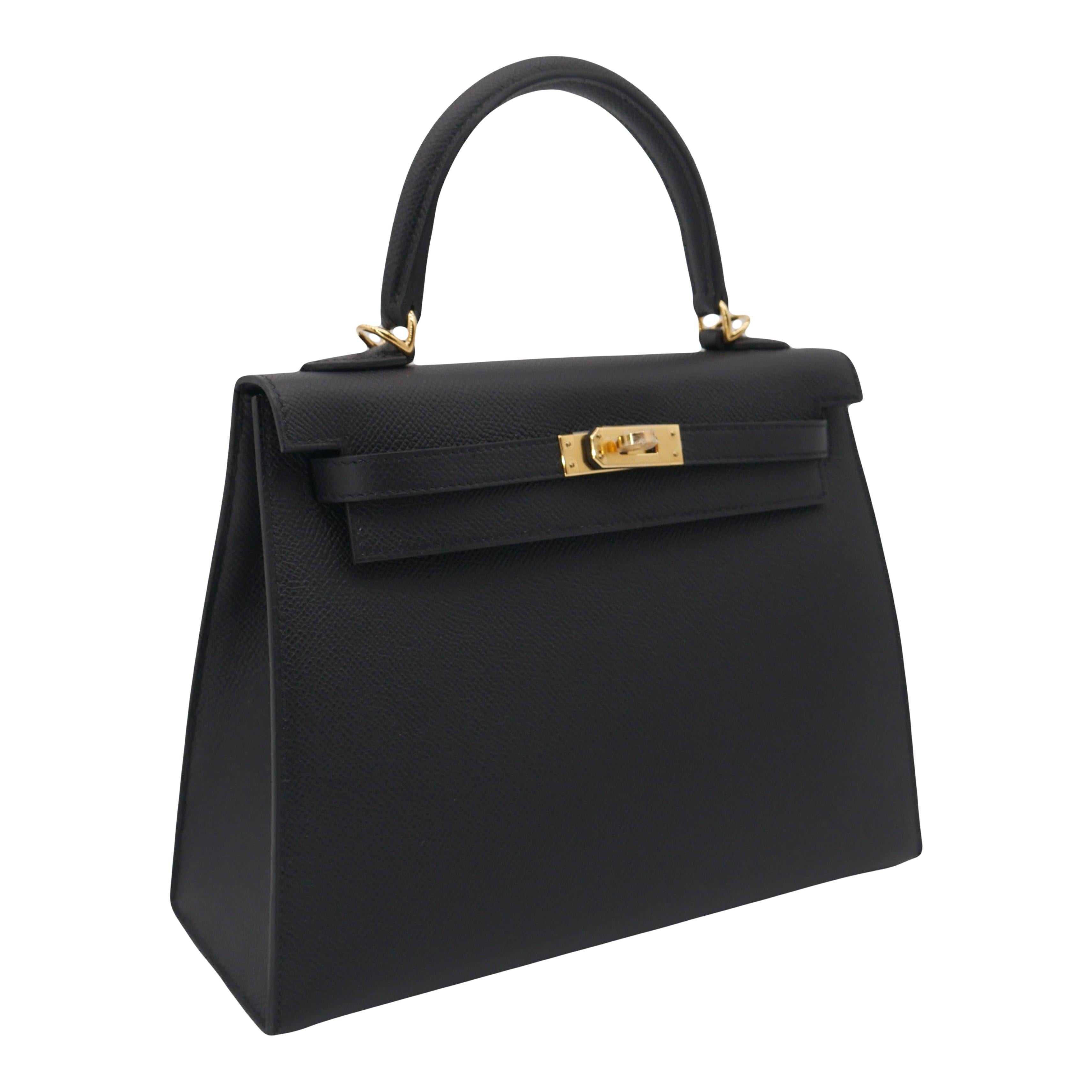 Brand: Hermès
Style: Kelly Sellier
Size: 25cm
Color: Black
Material: Epsom Leather
Hardware: Gold Hardware(GHW)
Dimensions: 9.8
