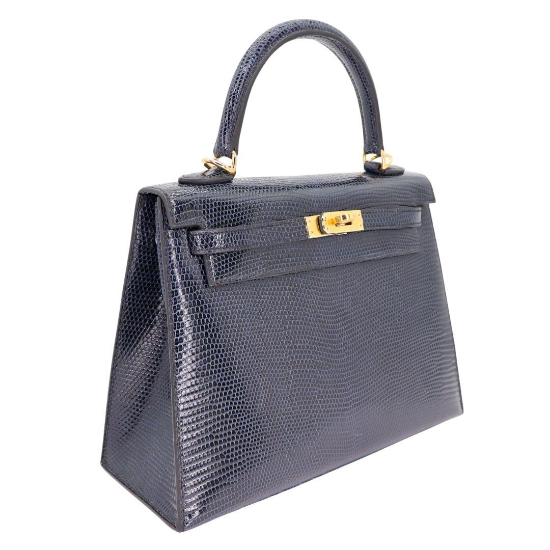 Marca: Hermès
Estilo: Kelly Sellier
Tamaño: 25 cm
Color: Azul índigo
Material: Lagarto brillante
Herrajes: Herrajes dorados (GHW)
Dimensiones: 9,8