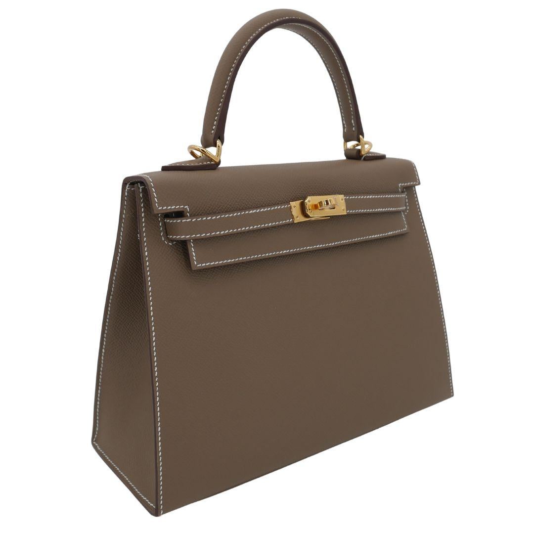 Brand: Hermès
Style: Kelly Sellier
Size: 25cm
Color: Etoupe
Material: Epsom Leather
Hardware: Gold Hardware(GHW)
Dimensions: 9.8
