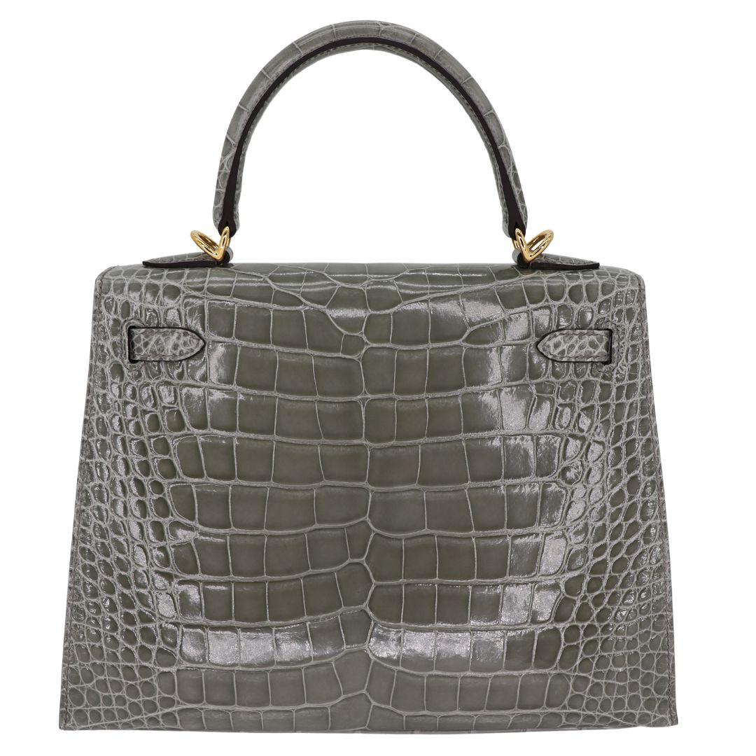 Hermès 25cm Kelly Sellier Gris Cement Shiny Alligator Gold Hardware In New Condition In Santa Rosa Beach, FL