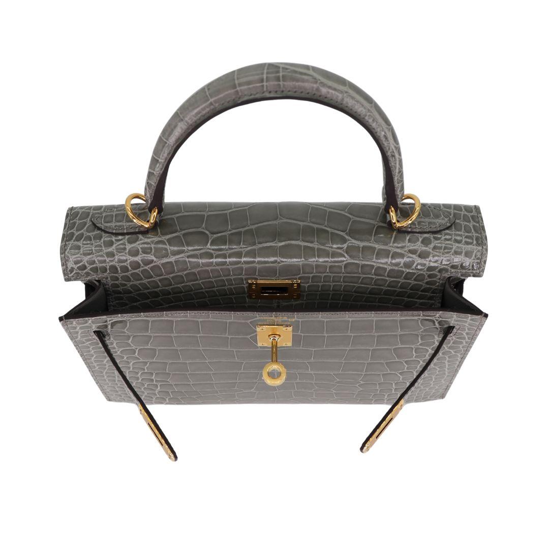 Hermès 25cm Kelly Sellier Gris Cement Shiny Alligator Gold Hardware For Sale 3