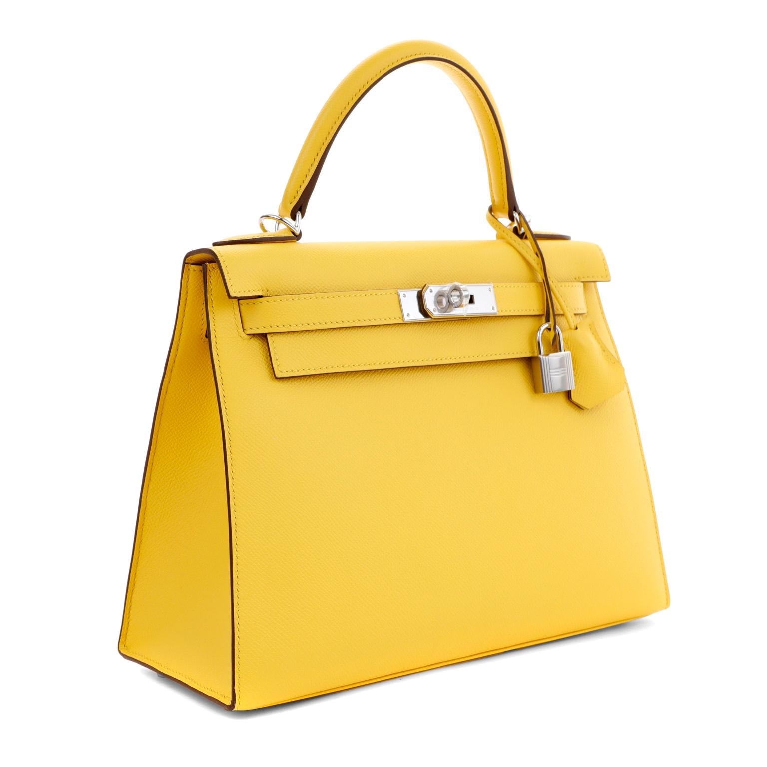Women's Hermès 28 cm Jaune de Naples Yellow Epsom Kelly Sellier For Sale