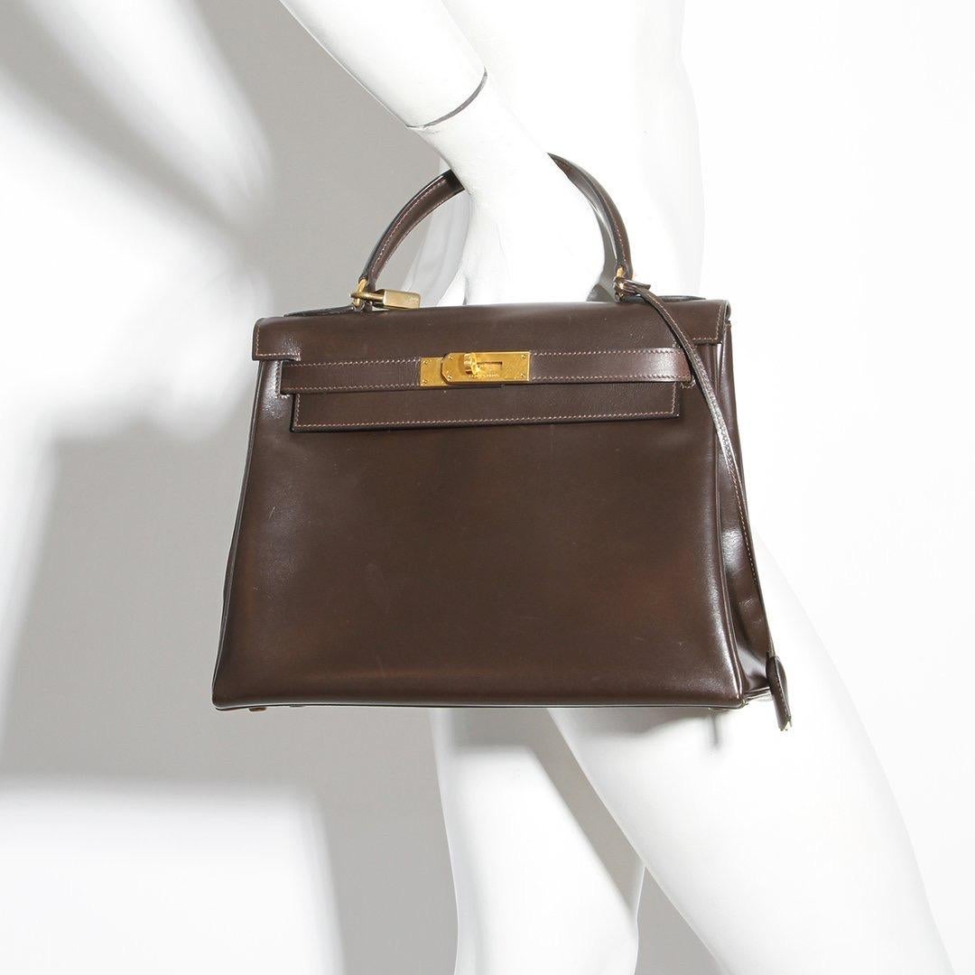 28cm kelly handbag by Hermes 
Circa 1976
Brown leather
Gold-tone Hardware 
Feet on bottom 
Two interior slip pockets 
One interior zip pocket 
Kelly style with top handle
Comes with lock and key 
Comes with dustbag
Condition: Excellent vintage