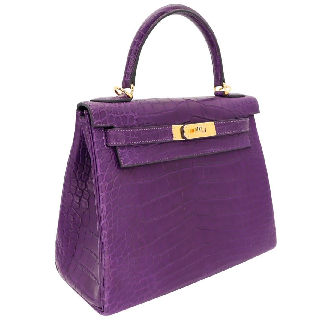 Brand: Hermès
Style: Kelly Retourne
Size: 28cm
Color: Amethyst
Material: Matte Alligator
Hardware: Gold Hardware (GHW)
Dimensions: 11.25