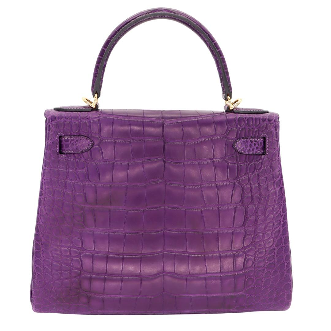 Gray Hermès 28cm Kelly Retourne Amethyst Matte Alligator Gold Hardware For Sale