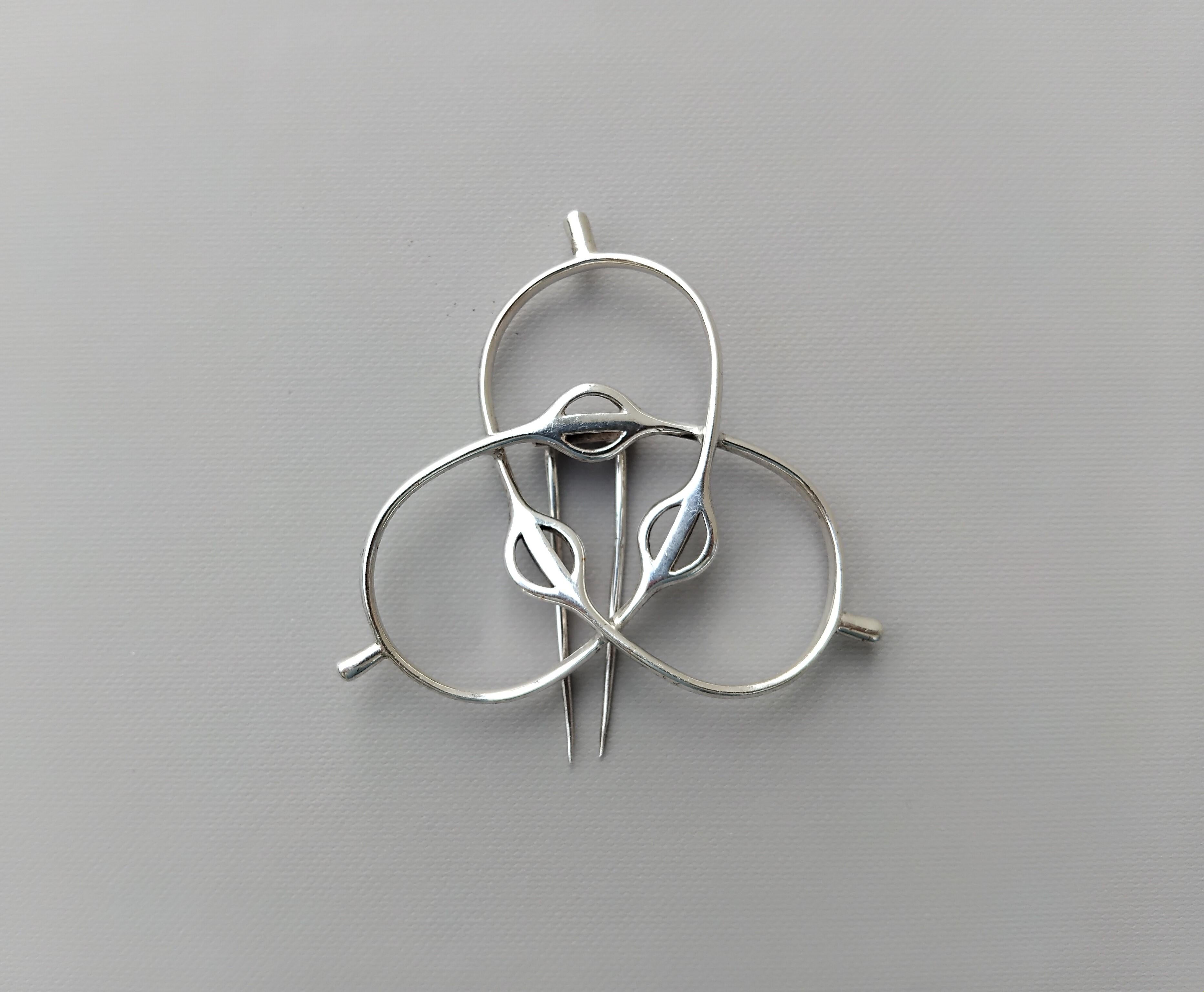 Rare and Beautiful Authentic Hermès Lapel Pin

In shape of 3 intertwined spurs with nob end, joined by the eyelets

Vintage Item

Made of Silver

