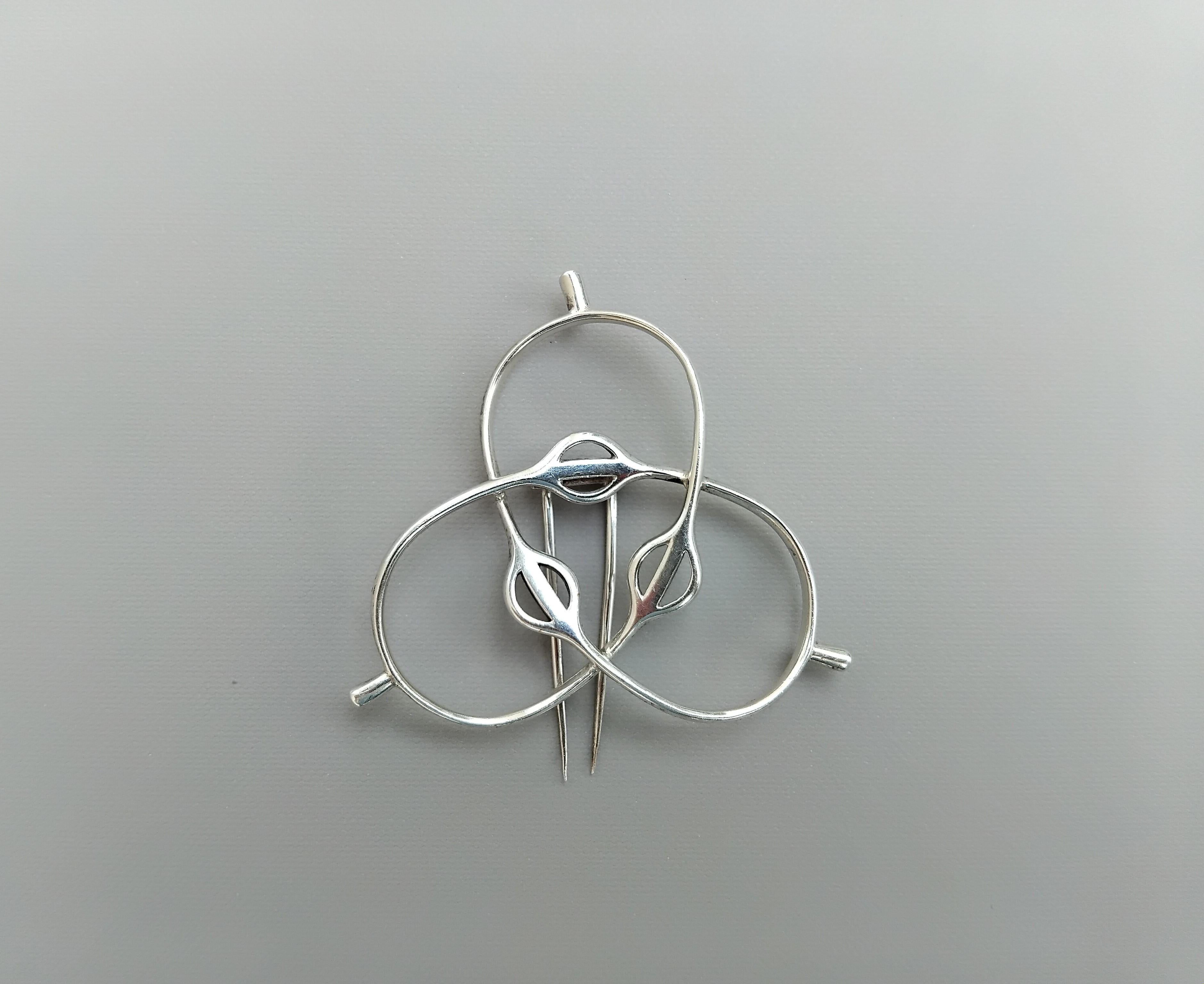 Women's or Men's Hermès 3 Spurs Shaped Silver Brooch Lapel Pin Texas Horse Equestrian For Sale