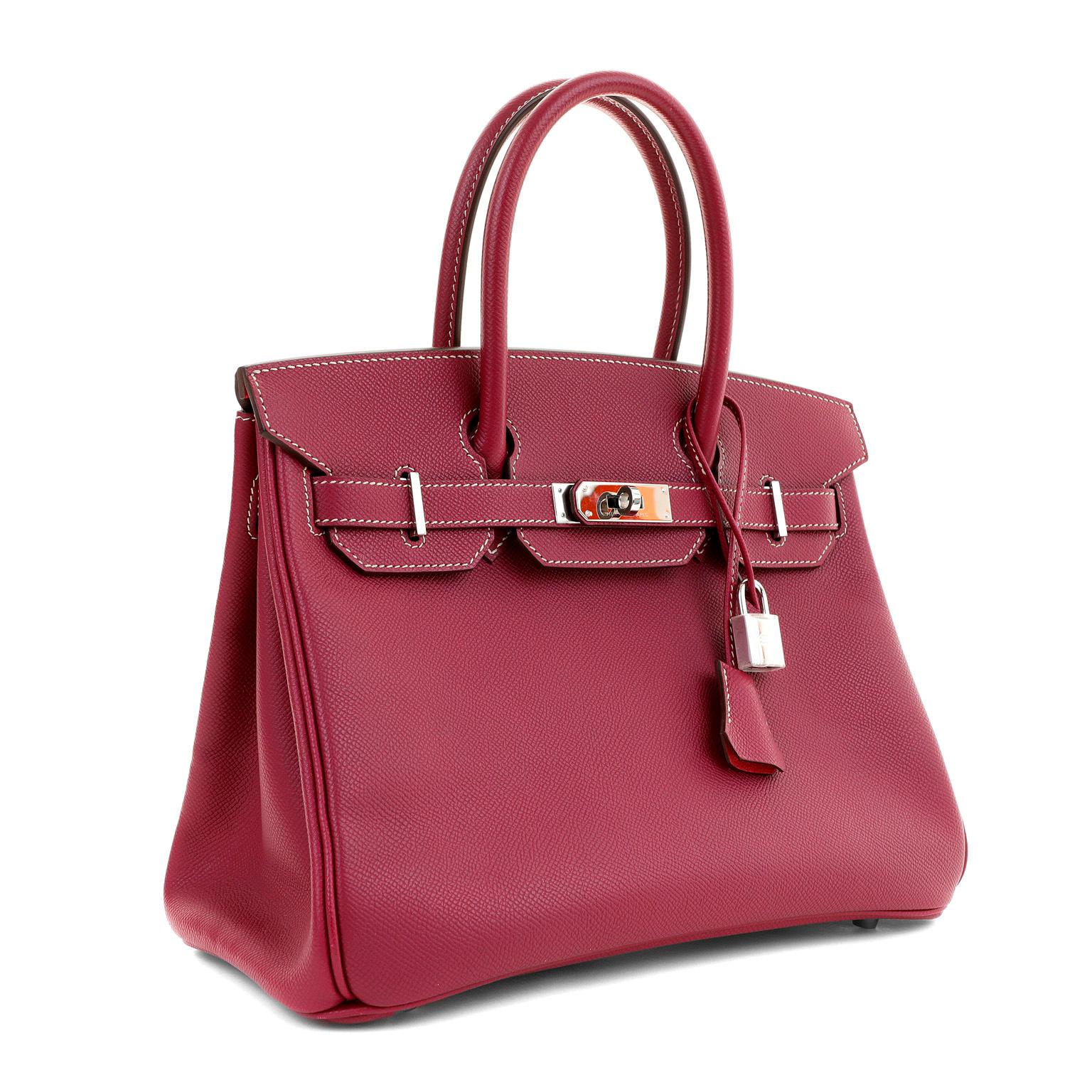 Cet authentique Hermès 30 cm Raspberry Pink Epsom Birkin est en parfait état.  Issu de la Collection Silliante, ce magnifique Birkin est rehaussé de surpiqûres blanches et de brillantes ferrures en Palladium.

Le cuir d'Epsom est texturé, résistant