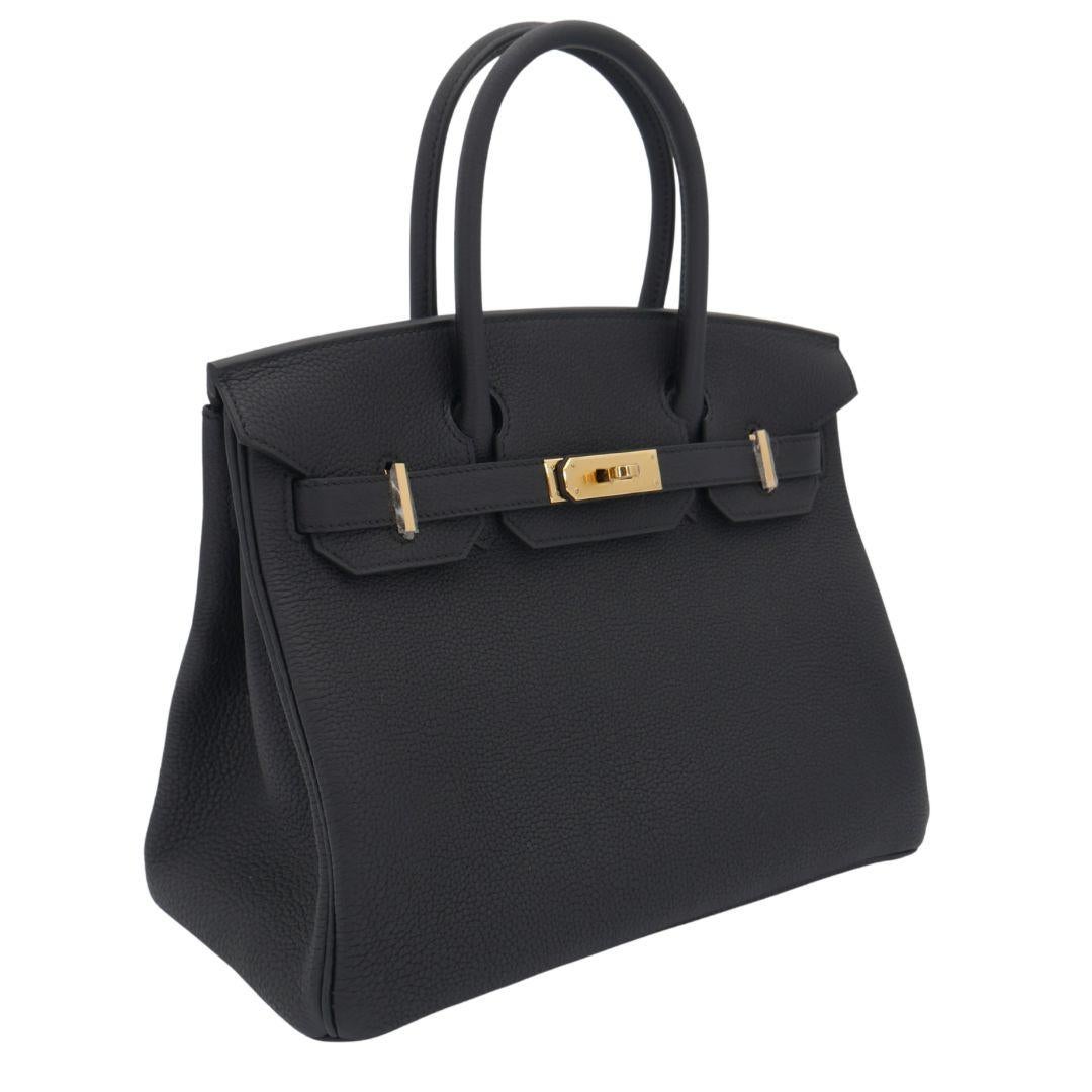 Marke: Hermès
Stil: Birkin
Größe: 30cm
Farbe: Schwarz
MATERIAL: Togo-Leder
Hardware: Gold (GHW)
Abmessungen: 11,75