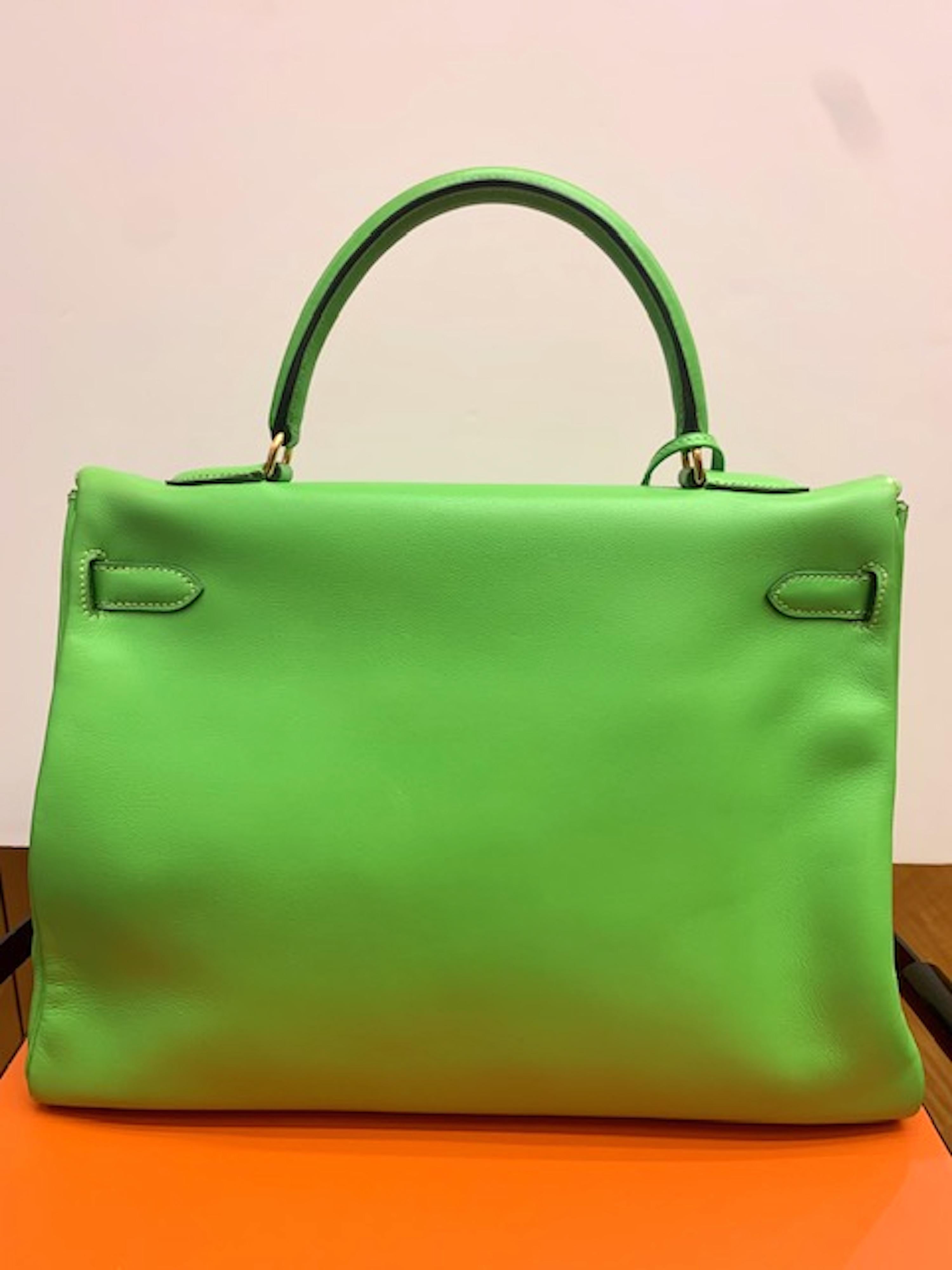 
Hermes 1998 Kelly  Apple green colour (vert cru). 35 swift leather
This stunning pre-owned  1998, (letter B) is  timeless piece, This  colour is very hard to find. Has been expertly crafted from swift leather.
This Kelly bag takes about 24 hours to