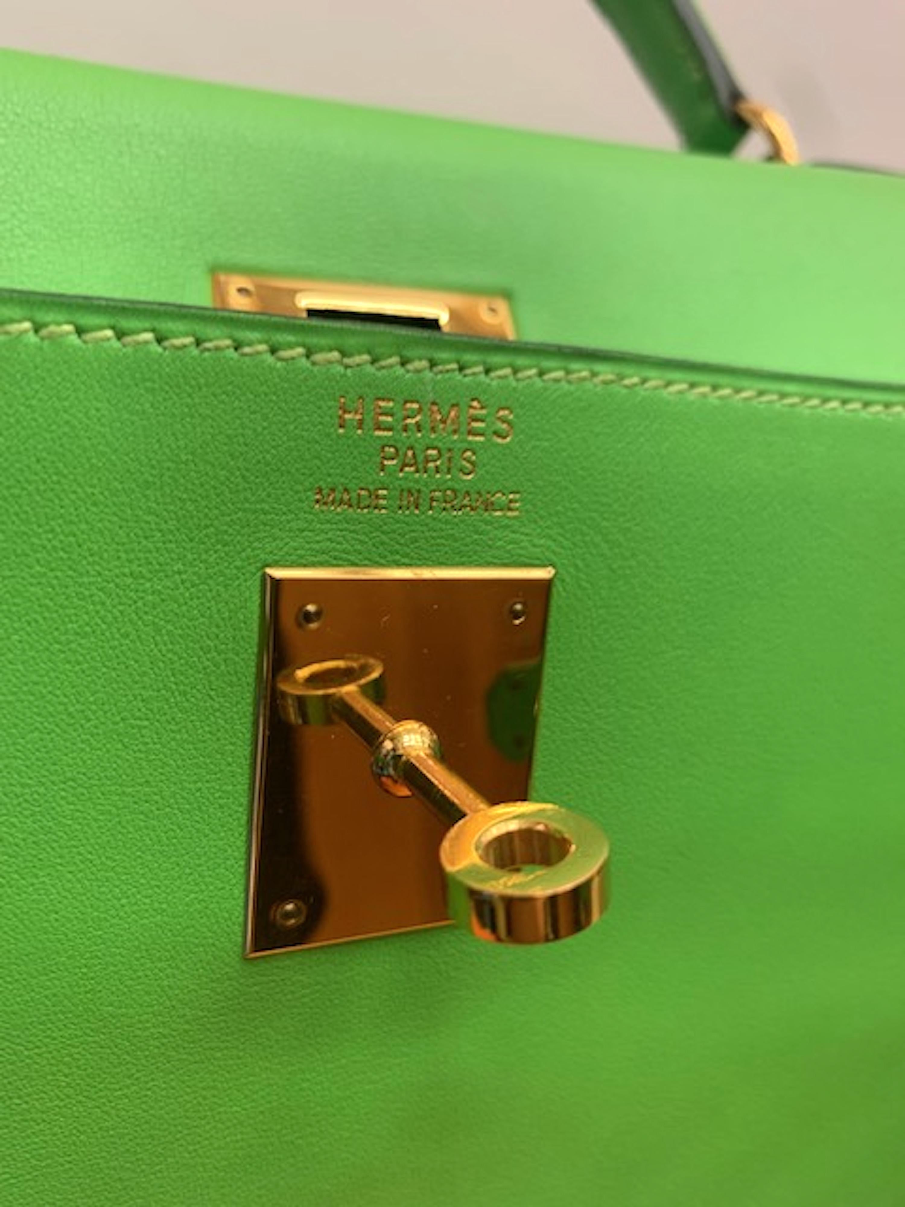  Hermes  35 Apple Green Kelly Swift Leather  In Good Condition For Sale In New York, NY