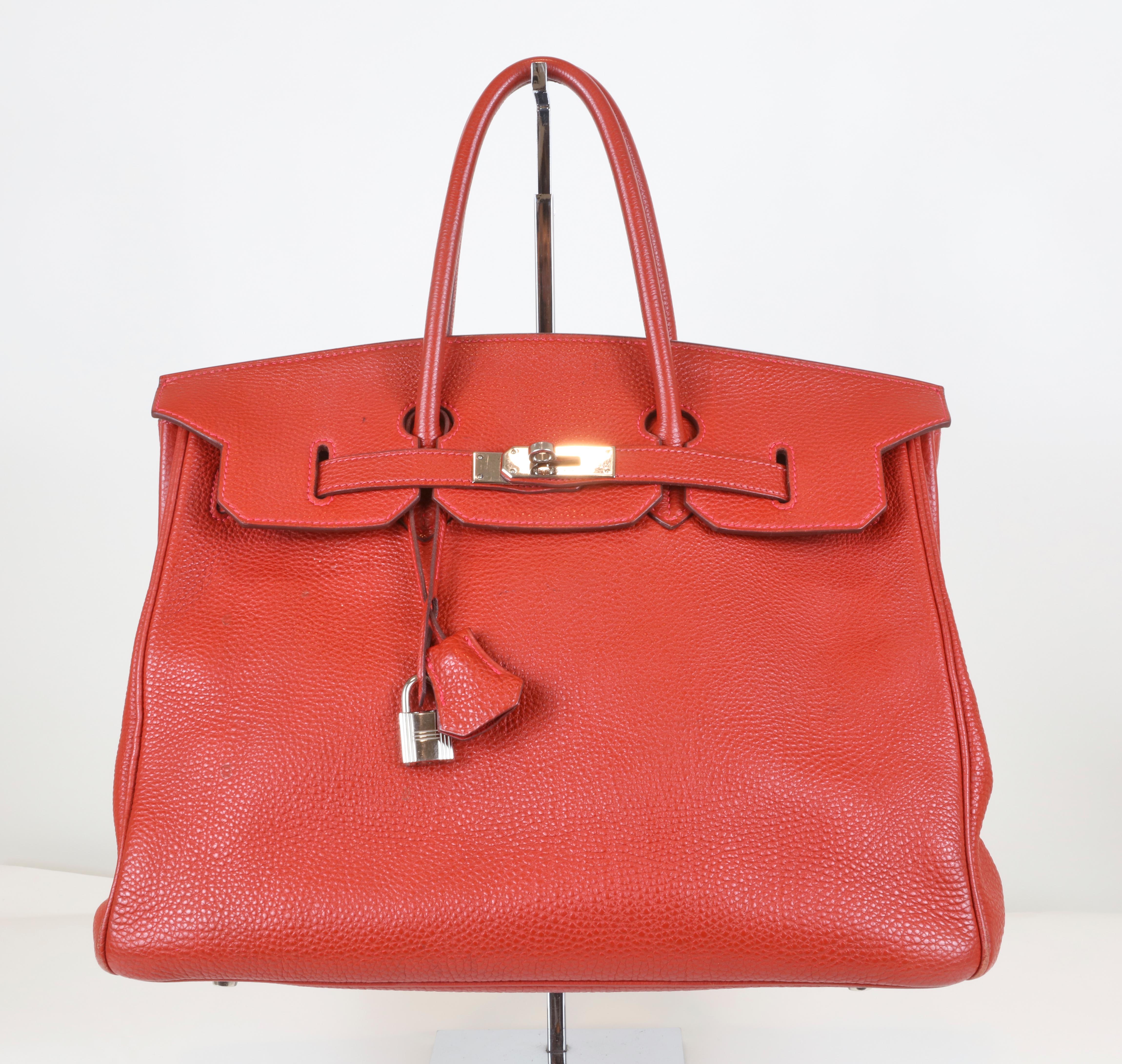 Hermes 35 cm Birkin mit Platinbeschlägen Rotes Togoleder
