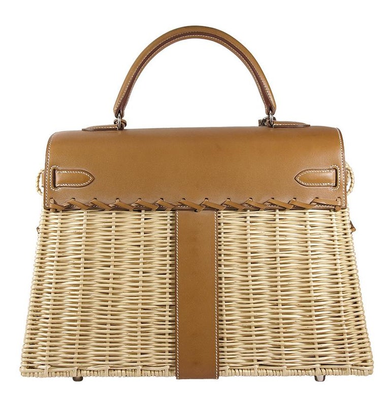 HERMES 35cm Barénia Fauvre Straw Kelly Picnic Bag Natural.

The Hermés Kelly bag embodies the quintessence of style and luxury due to its impeccable design, craftsmanship, and significance. This particular Hermes 35cm Barénia Fauvre Straw Kelly