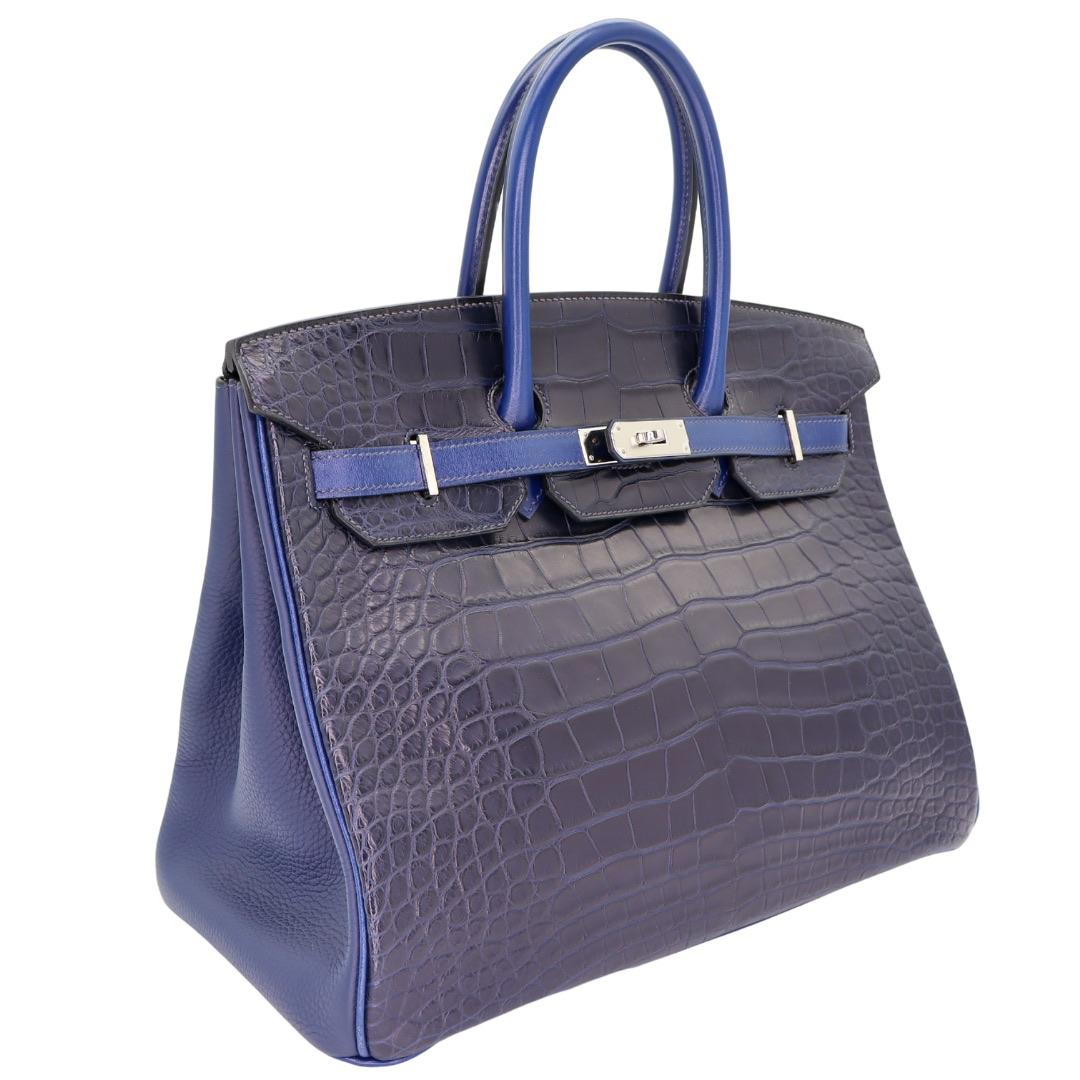 Marchio: Hermès
Stile: Birkin Tri-Leather
Dimensioni: 35 cm
Colore: Bleu Indigo
Materiale: Alligatore opaco/Pelle di vitello/clemenza
Hardware: Palladio (PHW)
Dimensioni: 13,75