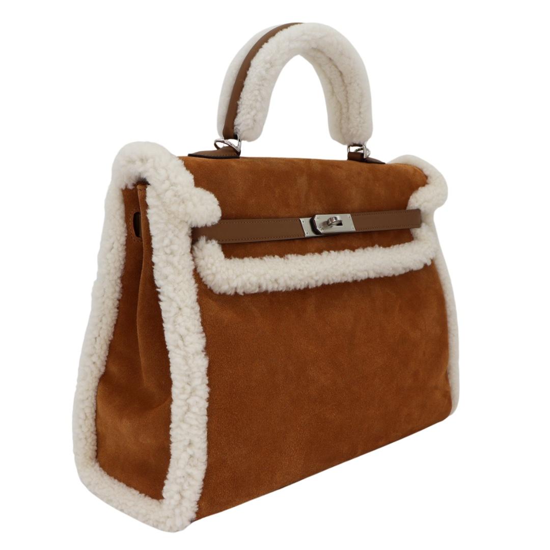 Brand: Hermès
Style: Kelly Mini Teddy
Size: 35cm
Color: Chamois/Ecru/Alezan
Material: Suede/Shearling/Swift Leather
Dimensions: 14