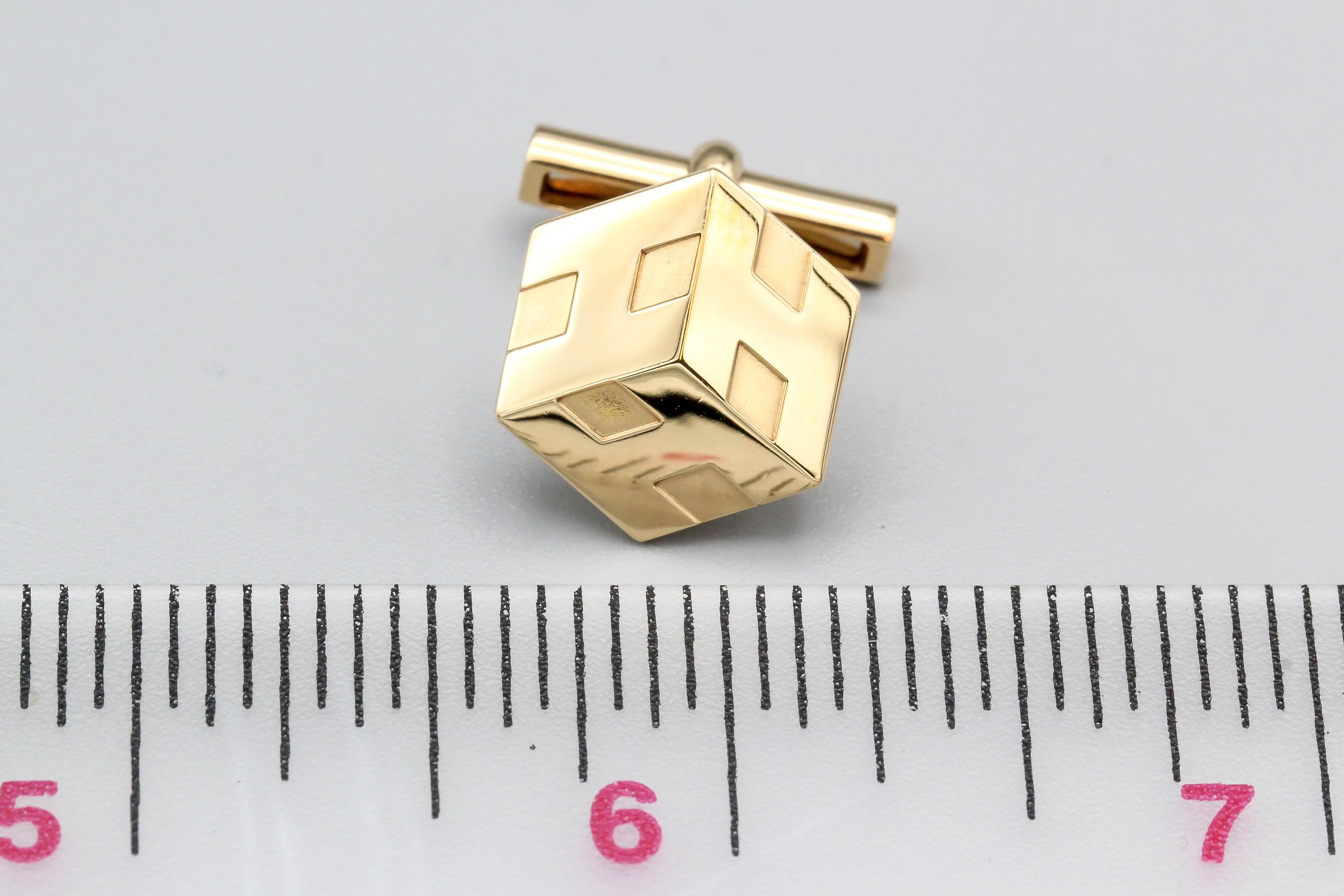 Hermes 3D Cube 18 Karat Gold Cufflinks In Excellent Condition In New York, NY