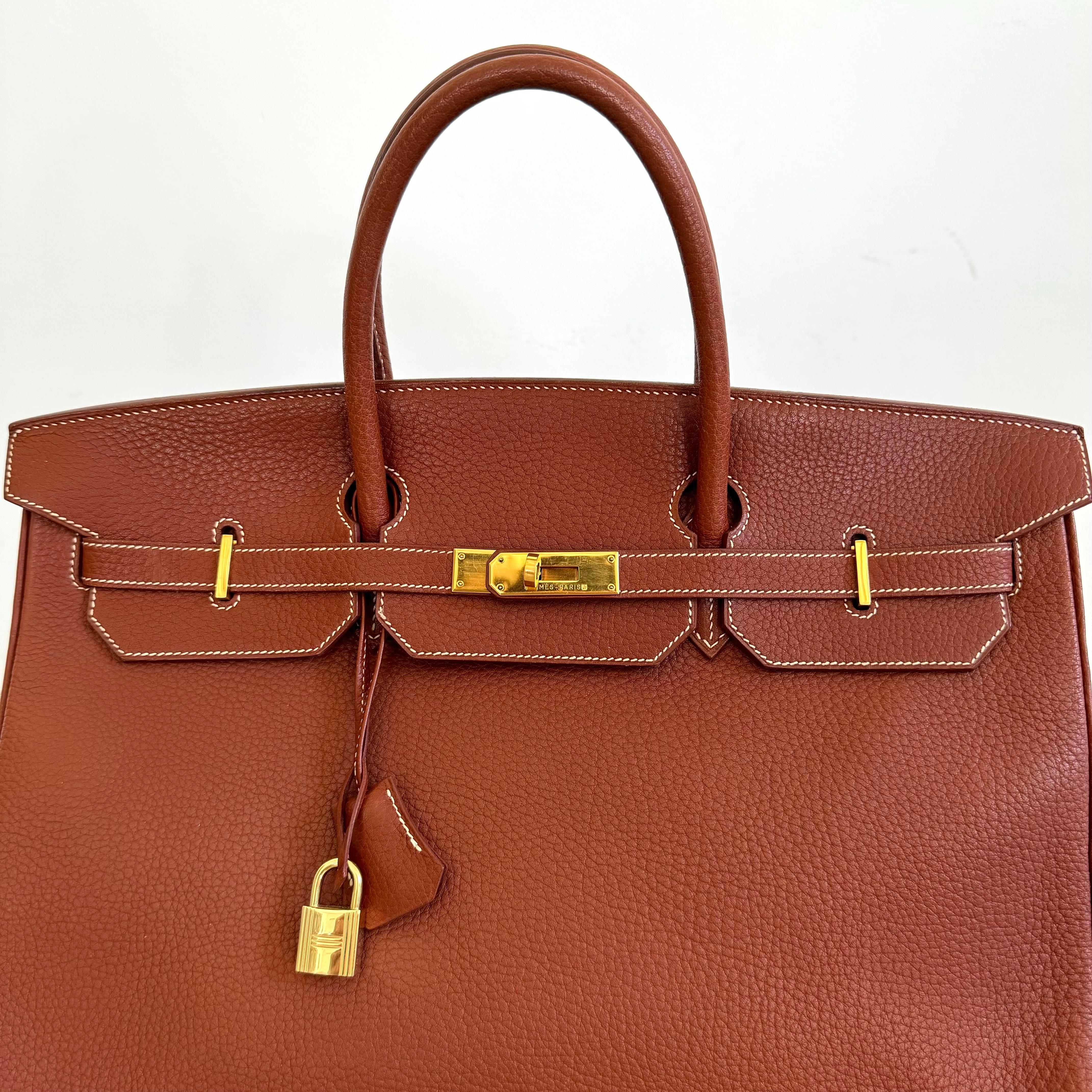 Magnifique, authentique Hermès 40cm Birkin. Cuir togolais de couleur brique, avec des accessoires dorés. Il est doté de l'emblématique fermeture à tourniquet à deux ceintures. Le cuir Togo est un type de cuir de veau au grain incroyablement fin,