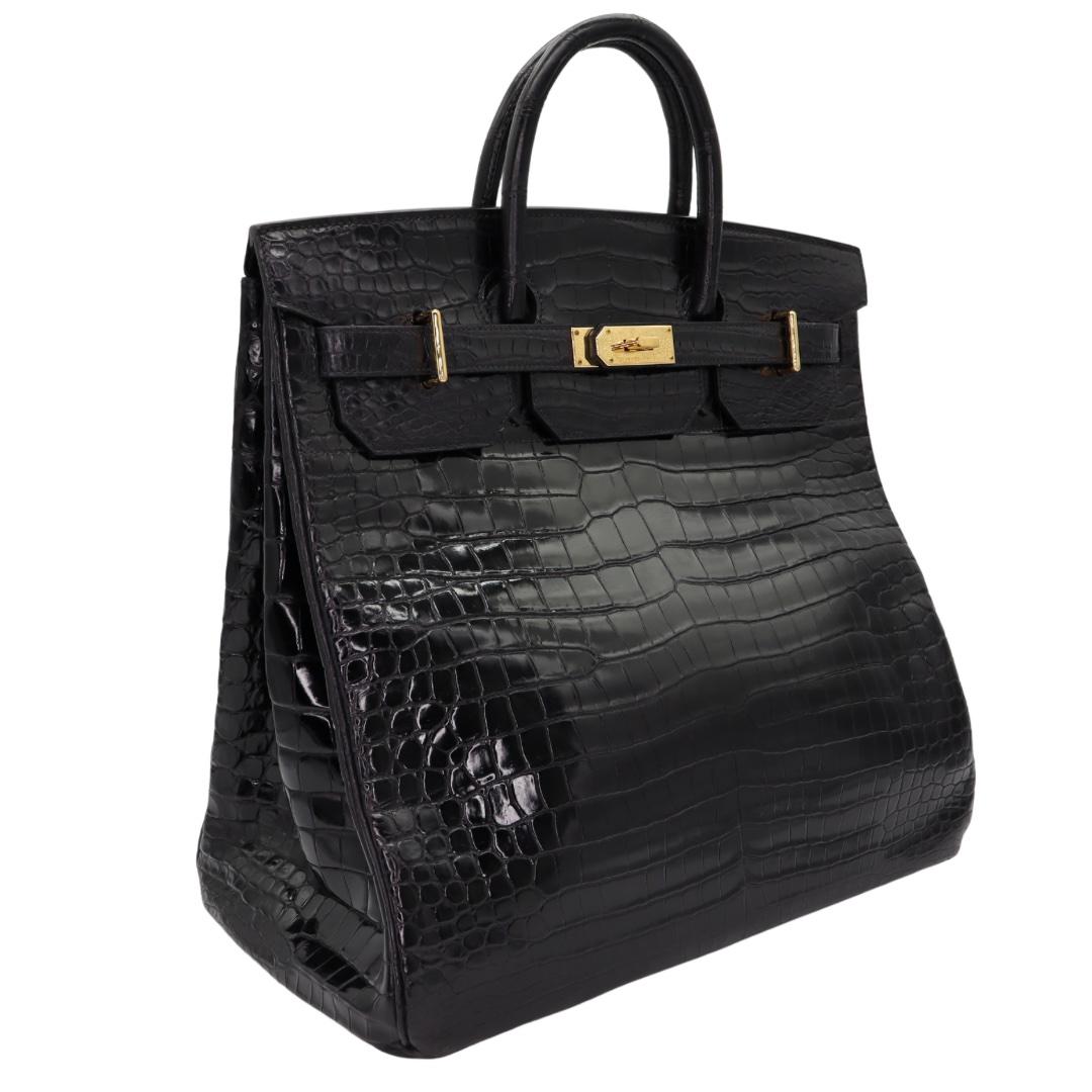 Brand: Hermès
Style: HAC
Size: 40cm
Color: Black
Material: Shiny Alligator
Hardware: Gold Hardware (GHW)
Dimensions: 16