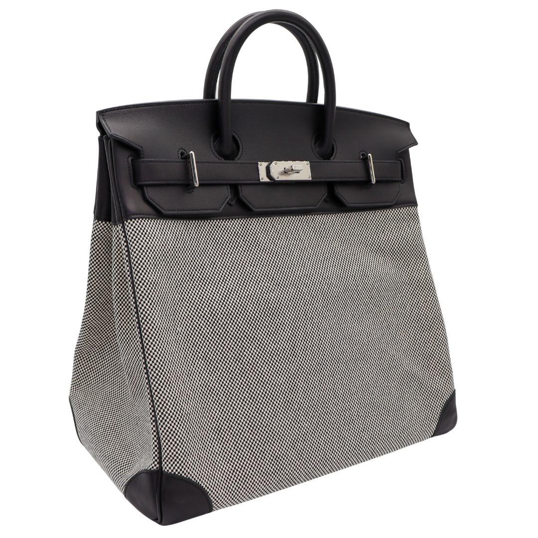 Marke: Hermès
Stil: HAC
Größe: 40cm
Farbe: Schwarz(Noir)
MATERIAL: Toile/Schnellleder
Hardware: Palladium Hardware (PHW)
Abmessungen: 16