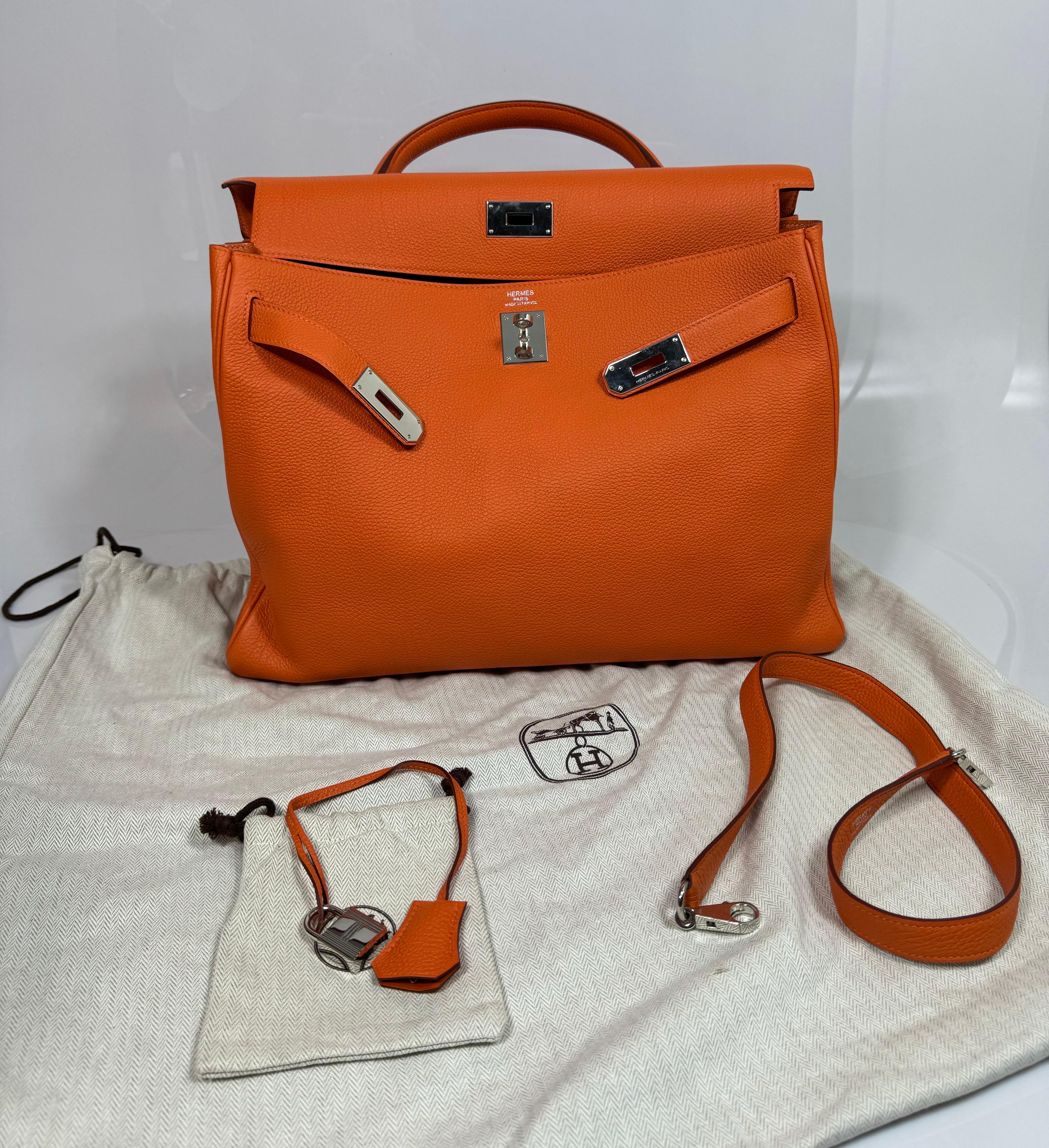 Hermes 40cm Orange Togo Kelly Retourne-2011-SHW In Excellent Condition For Sale In West Palm Beach, FL