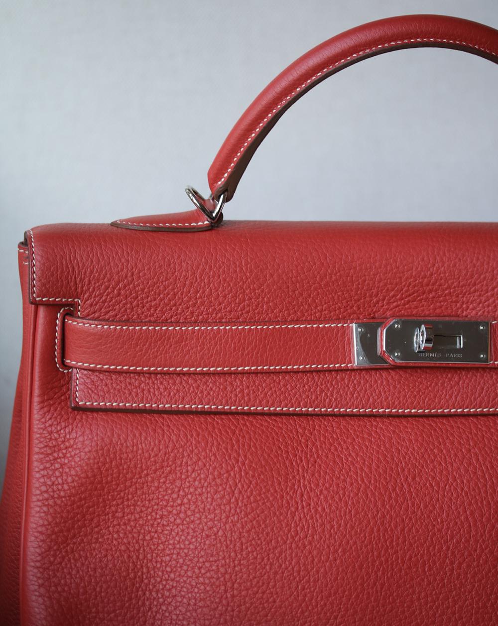 This extremely beautiful Hermès 40cm Rouge Duchesse Clemence Kelly Bag with Palladium Hardware is a must have for your collection! The beautiful rich dusty-red leather exterior works well with every outfit. The bag is crafted out of Clemence