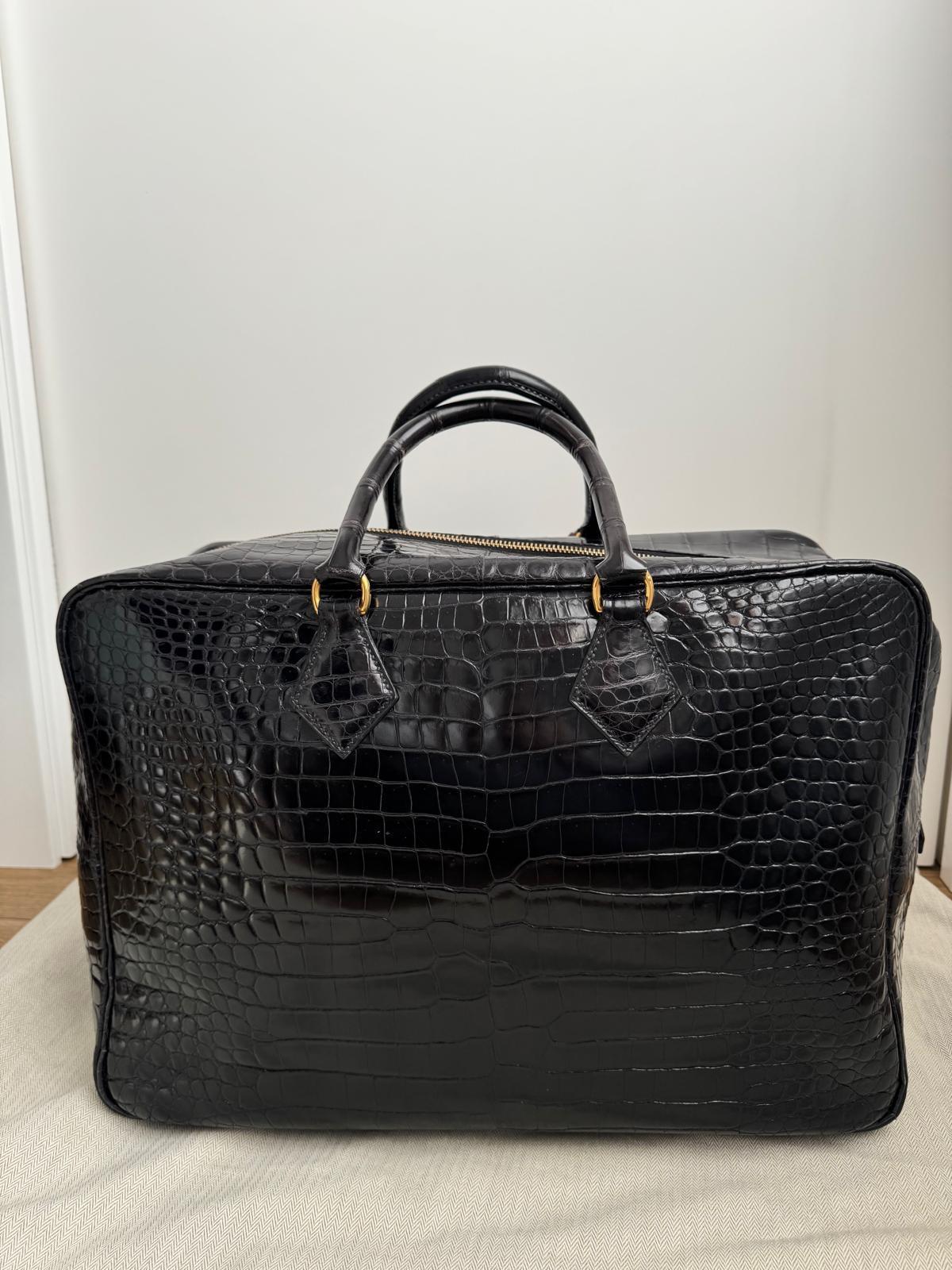 Bolsa de viaje Hermes de 45 cm de pluma de cocodrilo Porosus negro brillante con herrajes dorados. Un lujoso bolso Hermes para viajar con estilo. Estilo unisex. Ha estado recientemente en hermes spa para su limpieza.  
Muy buen estado
17,5
