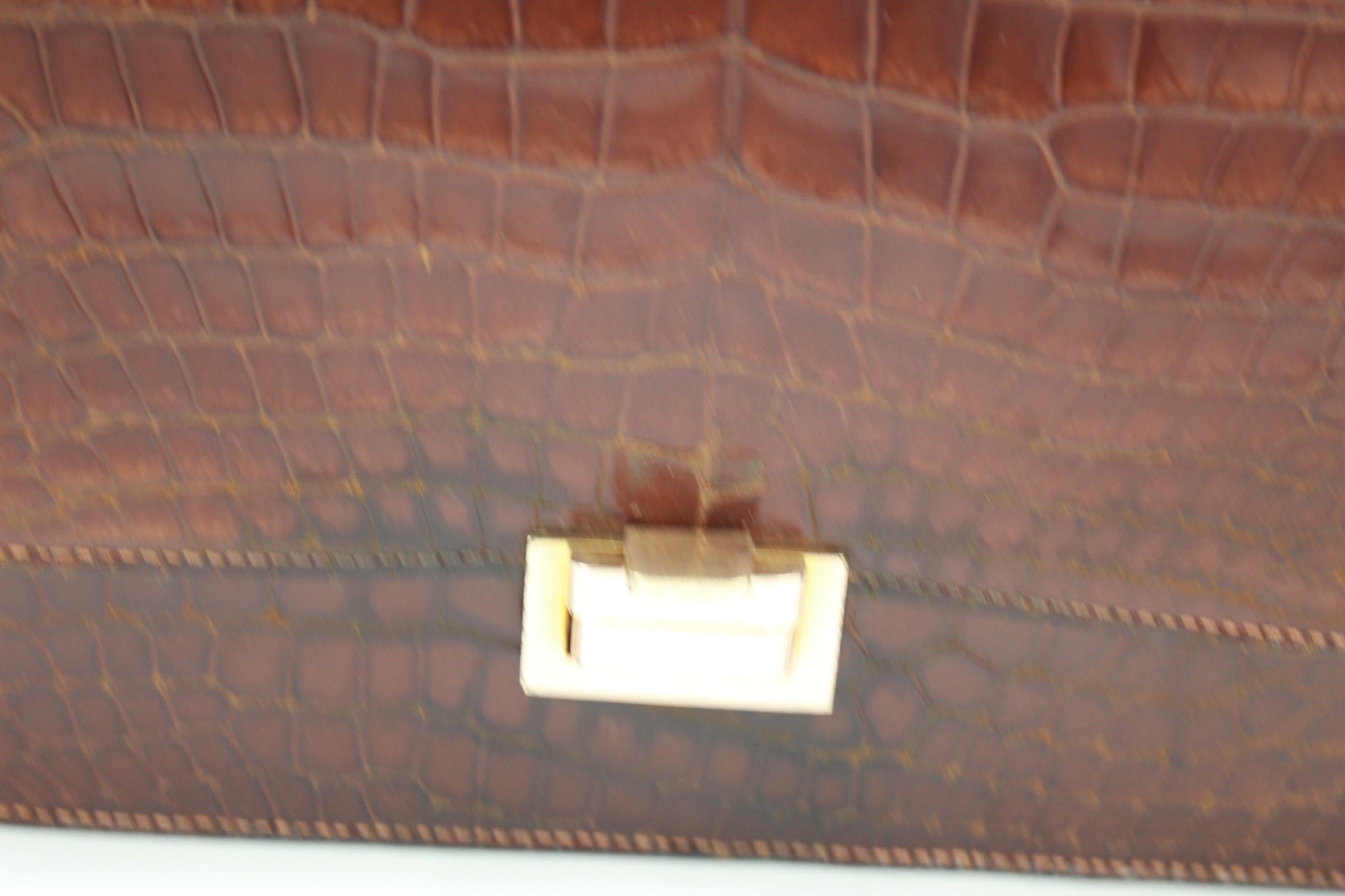 Nice Vintage hermes bag in crocodile with golden hardware.
Good vintage condition howenver it presents soome signs of use and some stiches has been redone, some signs of wear in the leather etc..
Bag from the 60's
Size 27,5 x 16
No Cites. So check
