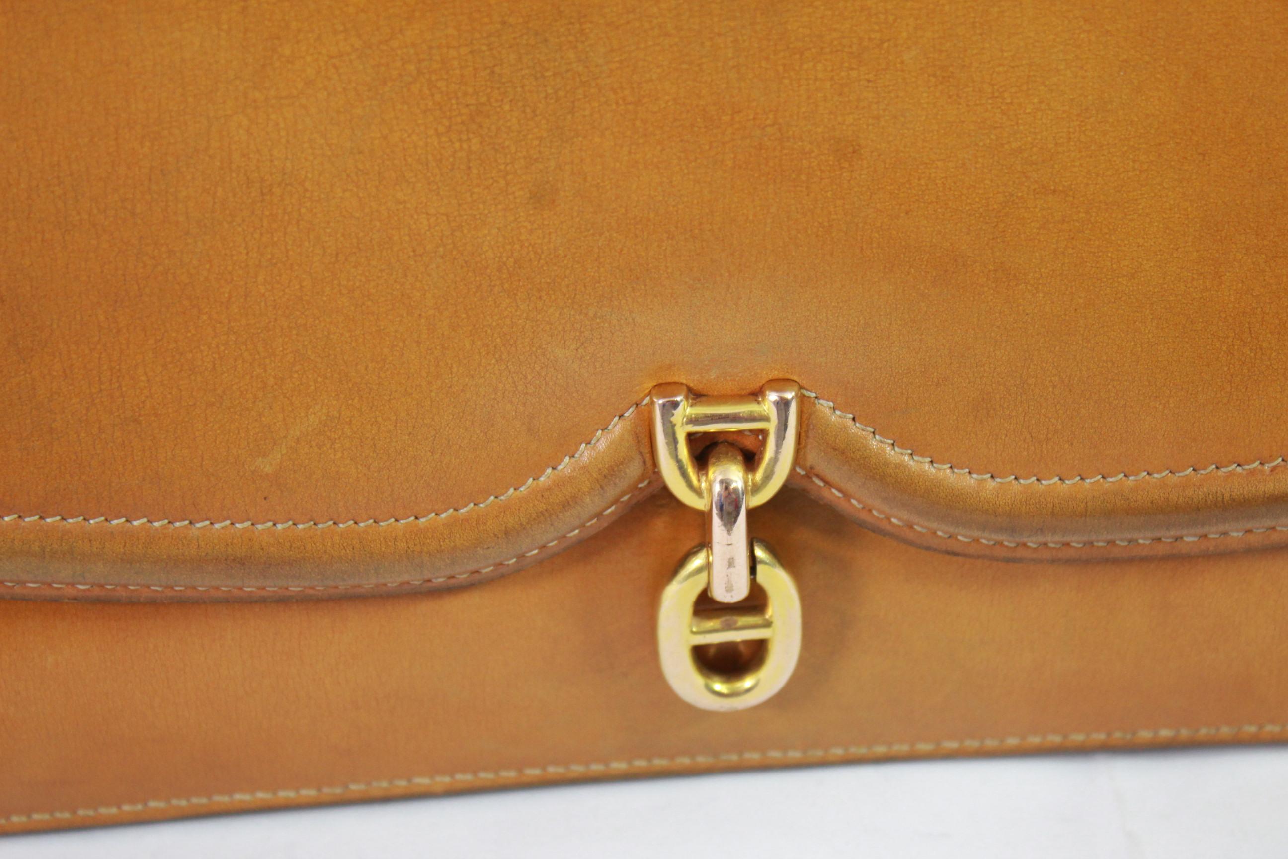 Nice Vintage hermes bag in brown vintage Chaine d'ancre leather bag in natural leather.
Clasp signed Hermes
Good condition but signs of wear in the leather
Size 25*15 cm
