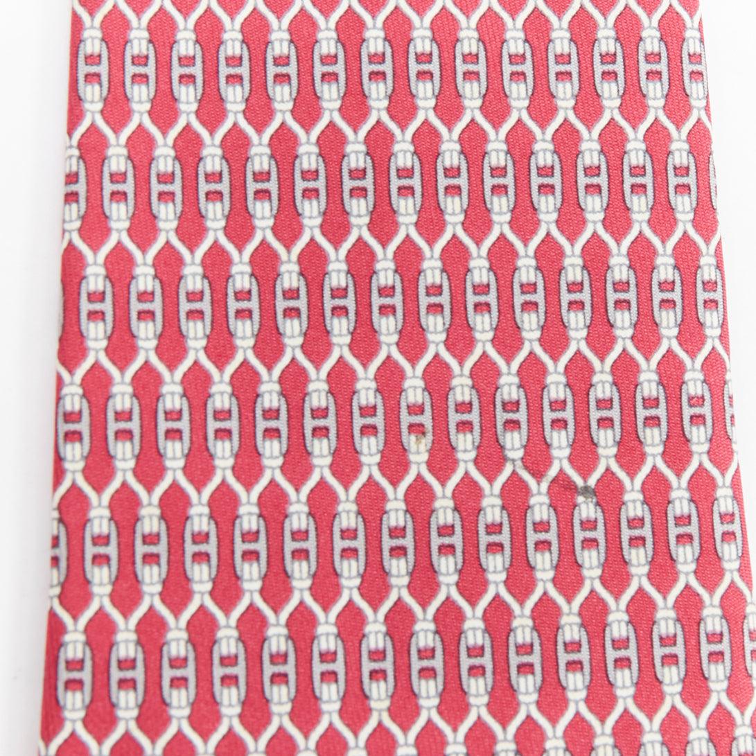 Rouge HERMÈS 7199 UA, cravate en soie gris rouge imprimé chaîne de serrure H, signature H en vente